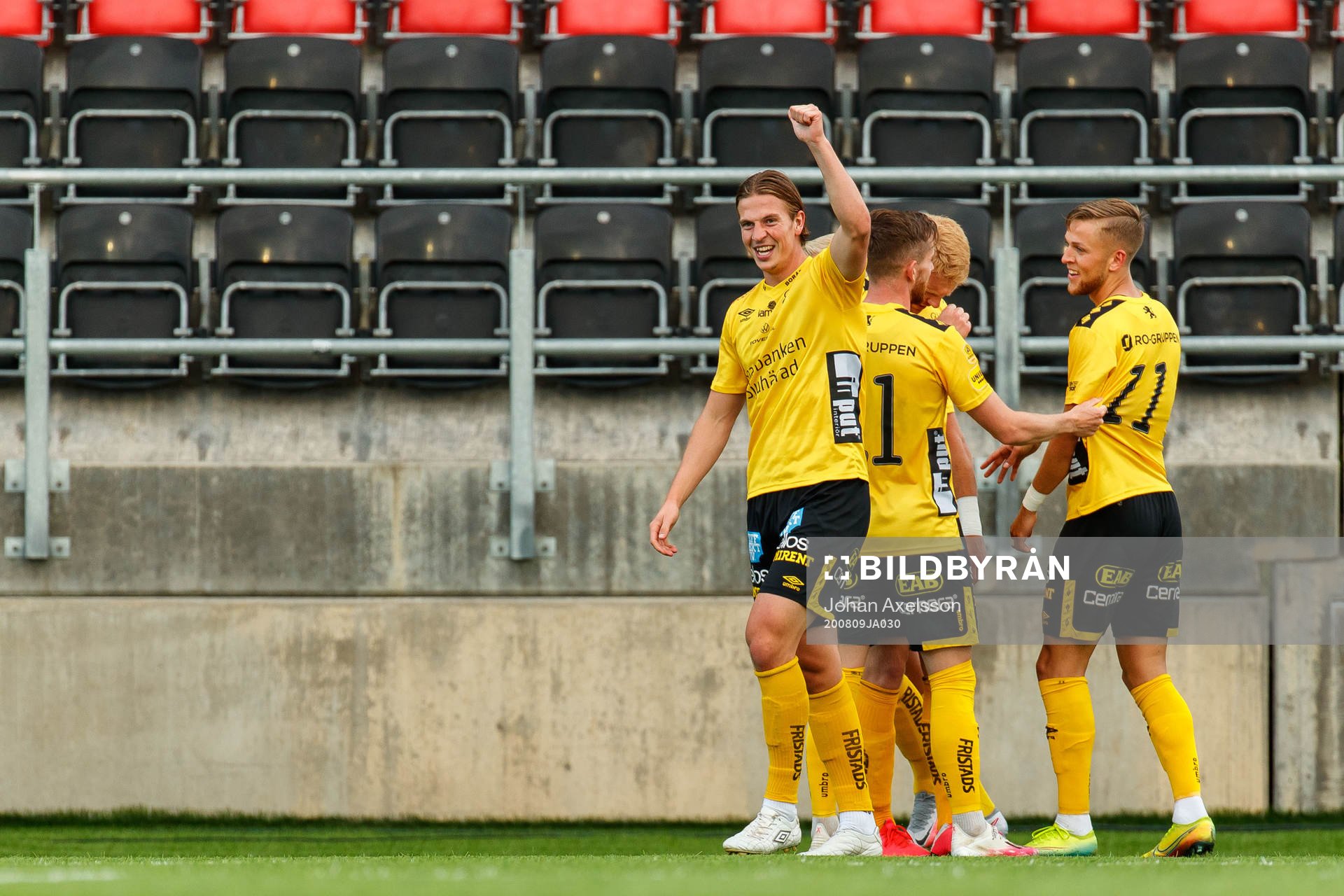 Elfsborgs Simon Olsson jublar med Jesper Karlsson och