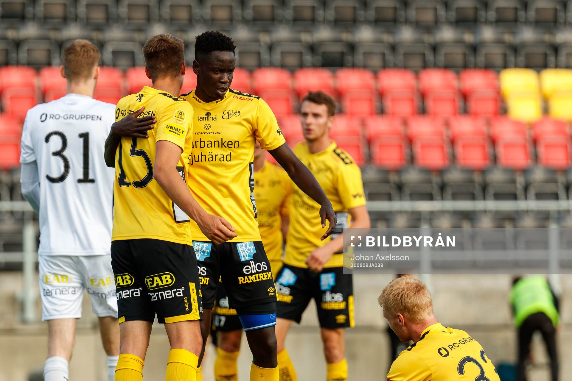 Elfsborgs Leo Väisänen och Joseph Okumu jublar