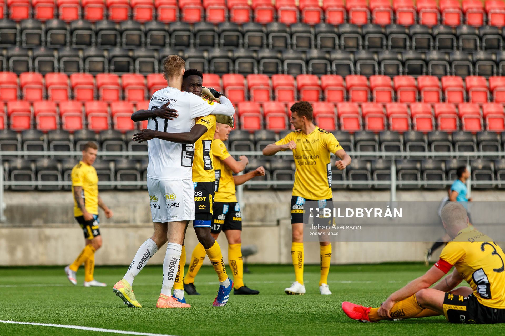 Elfsborgs målvakt Tim Rönning och Joseph Okumu jublar