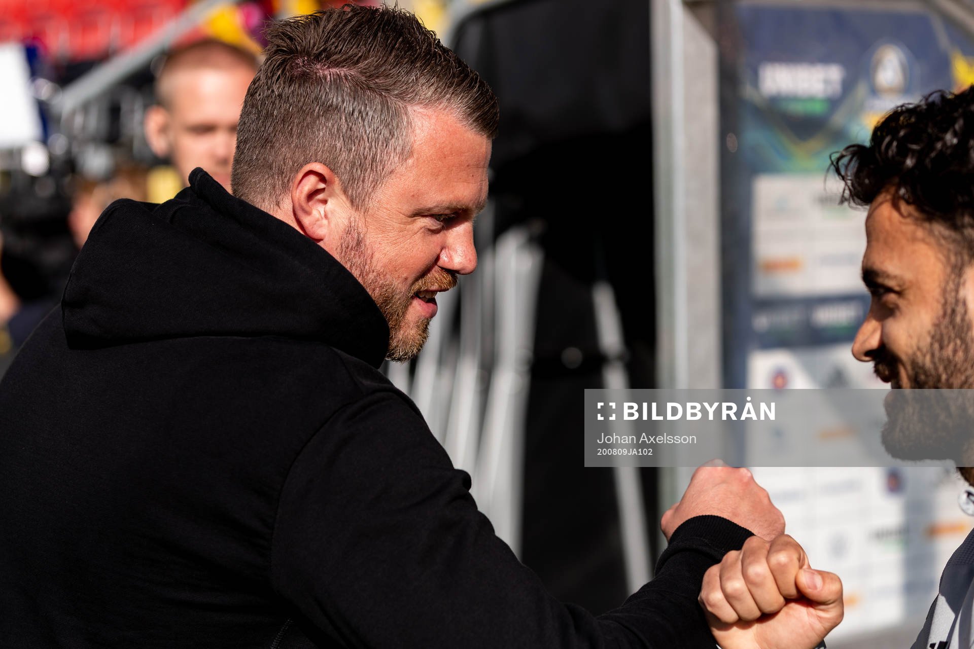 Elfsborgs manager Jimmy Thelin hälsar på Östersunds