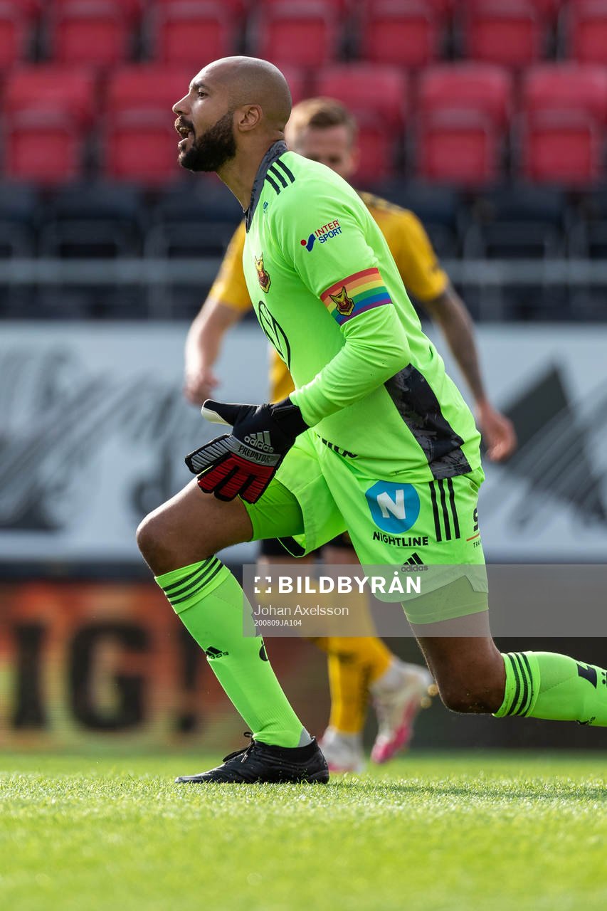 Östersunds målvakt Aly Keita reagerar