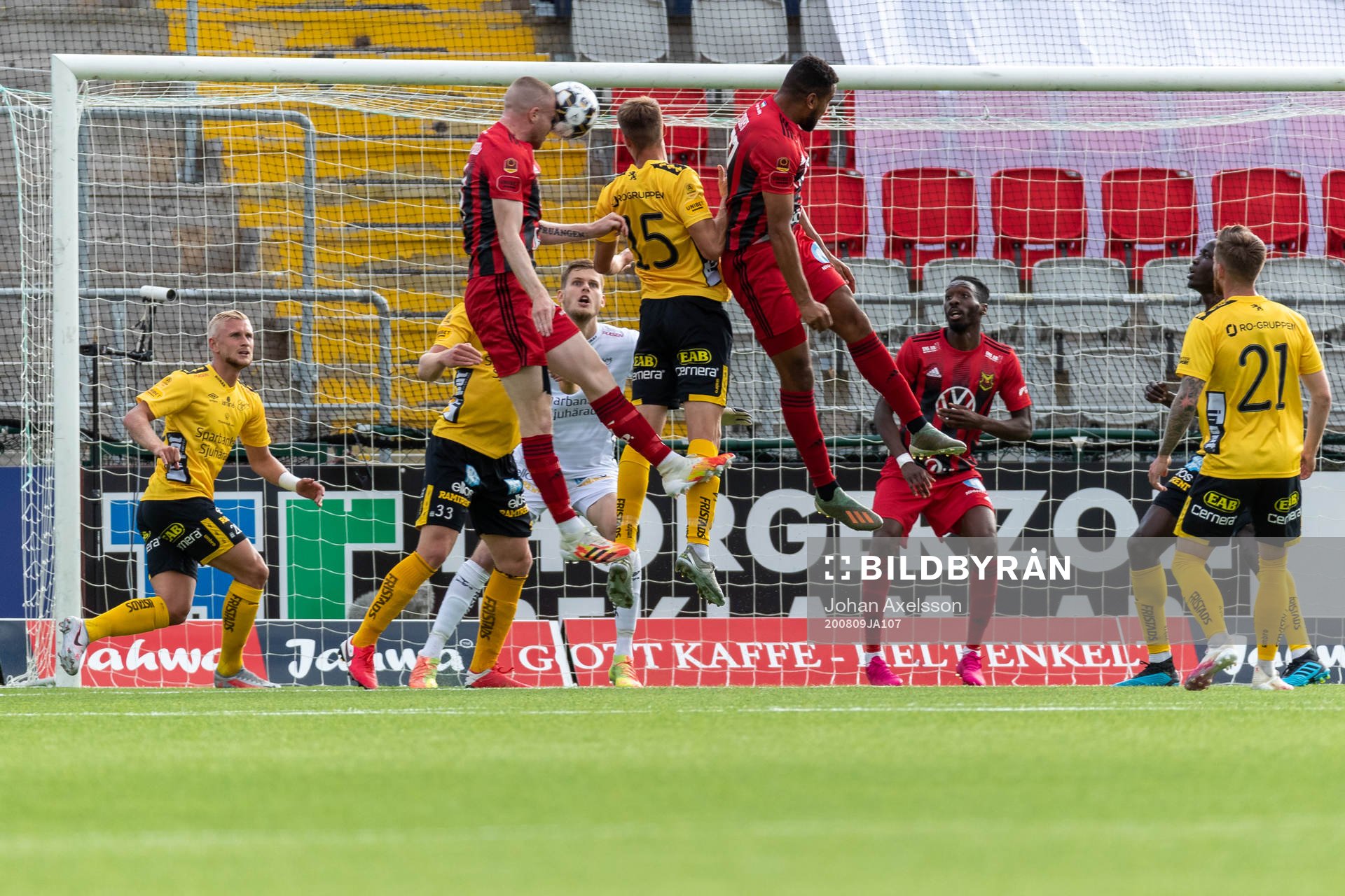 Östersunds Thomas Isherwood i kamp med Elfsborgs Leo Väisänen under fotbollsmatchen i Allsvenskan mellan Östersund och Elfsborg den 9 augusti 2020 i Östersund.