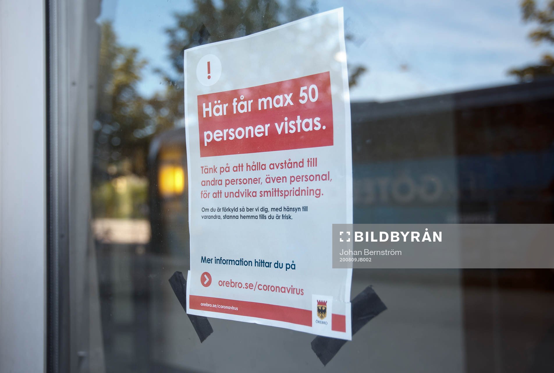 En skylt med texten max 50 personer