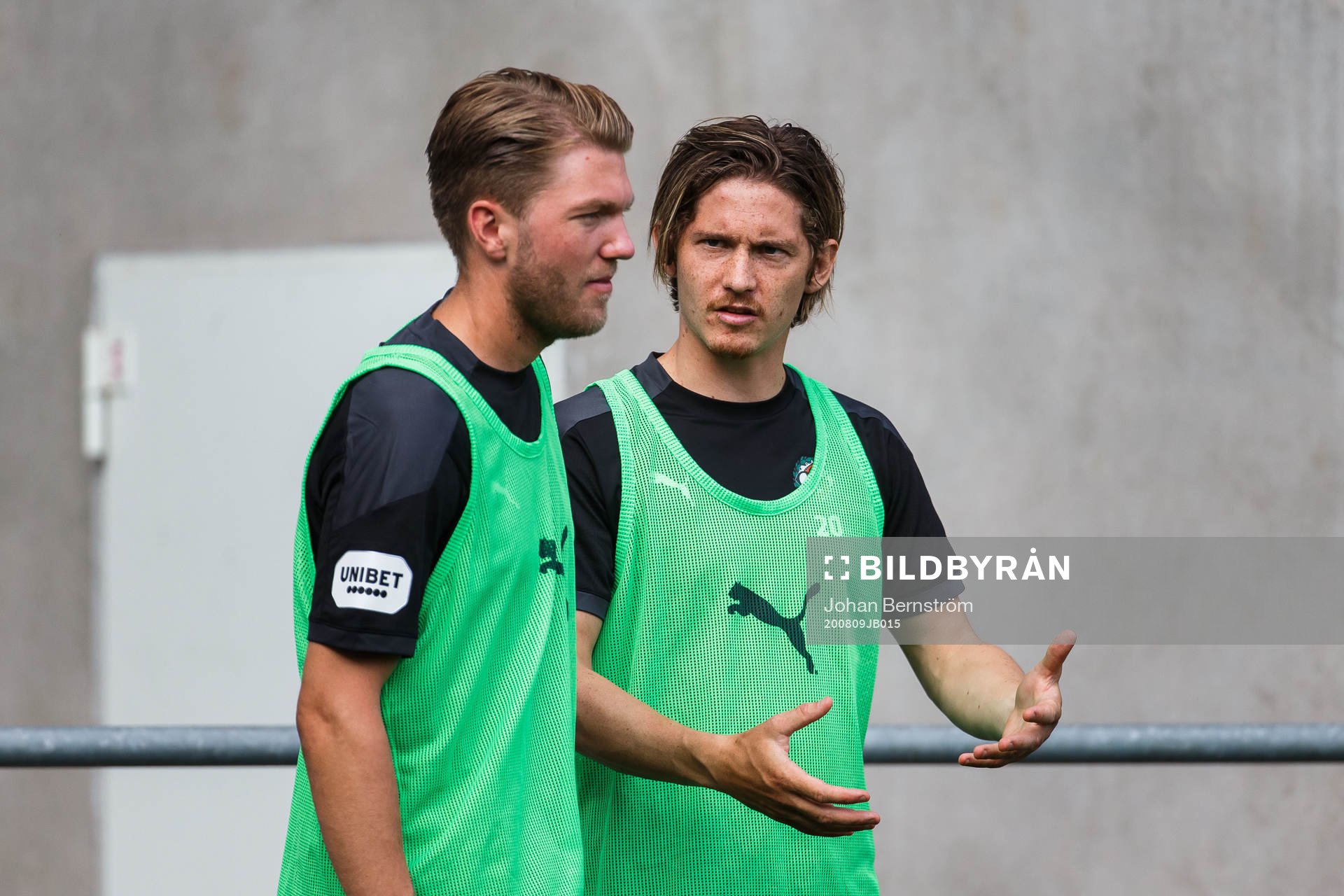Örebros Martin Broberg och Robin Book värmer upp