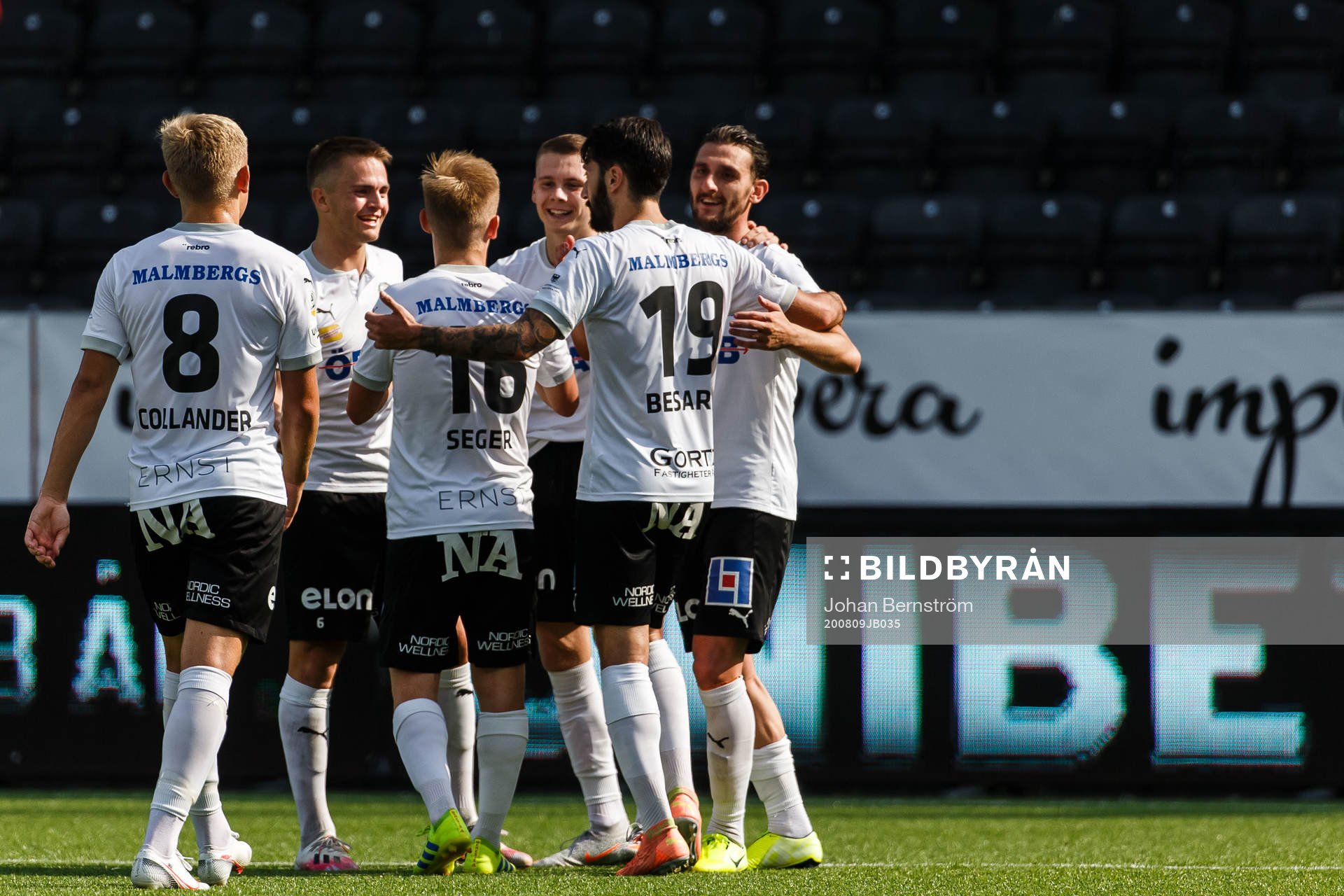 Örebros Agon Mehmeti jublar med lagkamrater