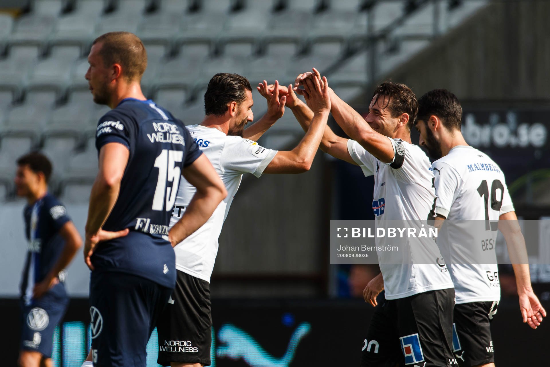 Örebros Agon Mehmeti jublar med lagkamrater