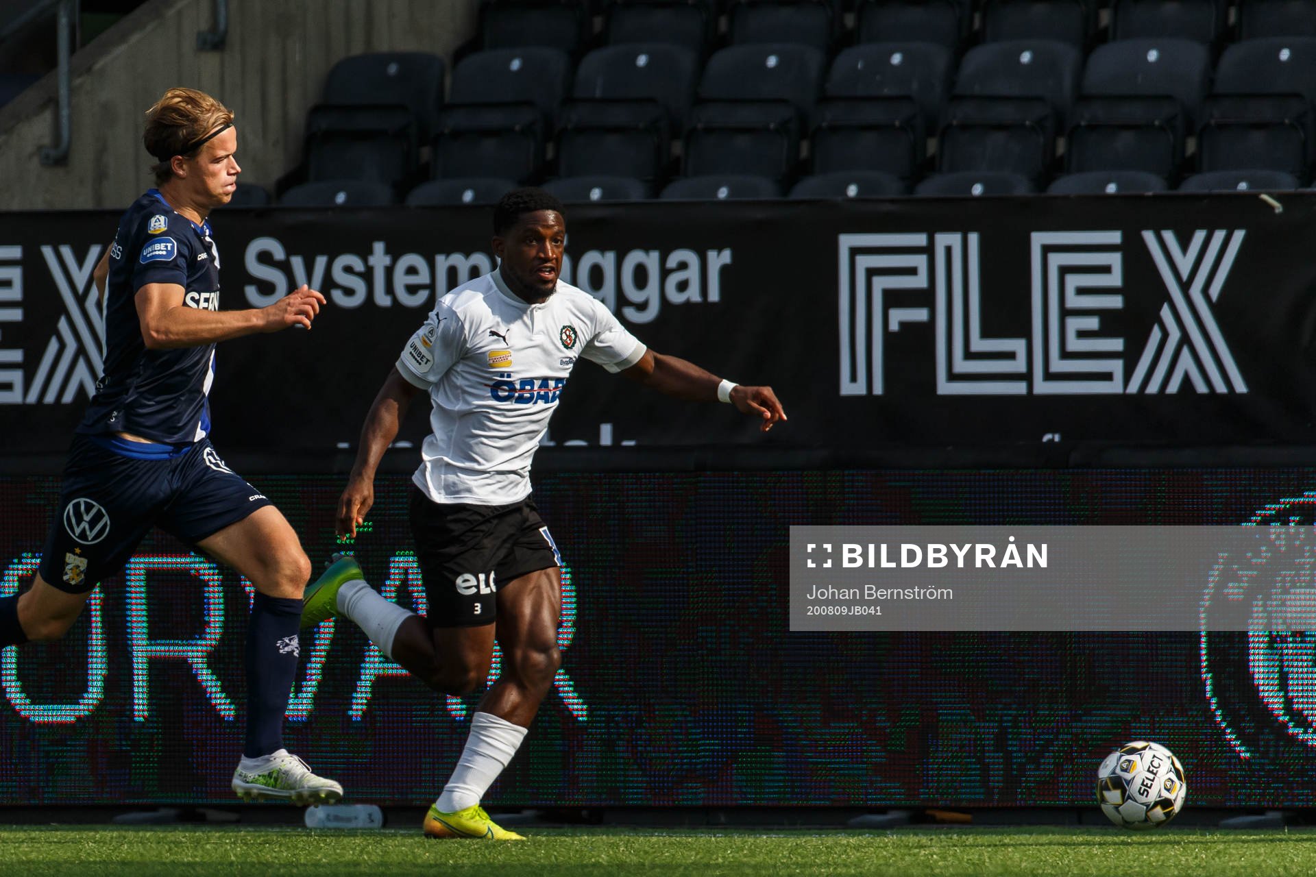 Örebros Kevin Wright och IFK Göteborgs August Erlingmark