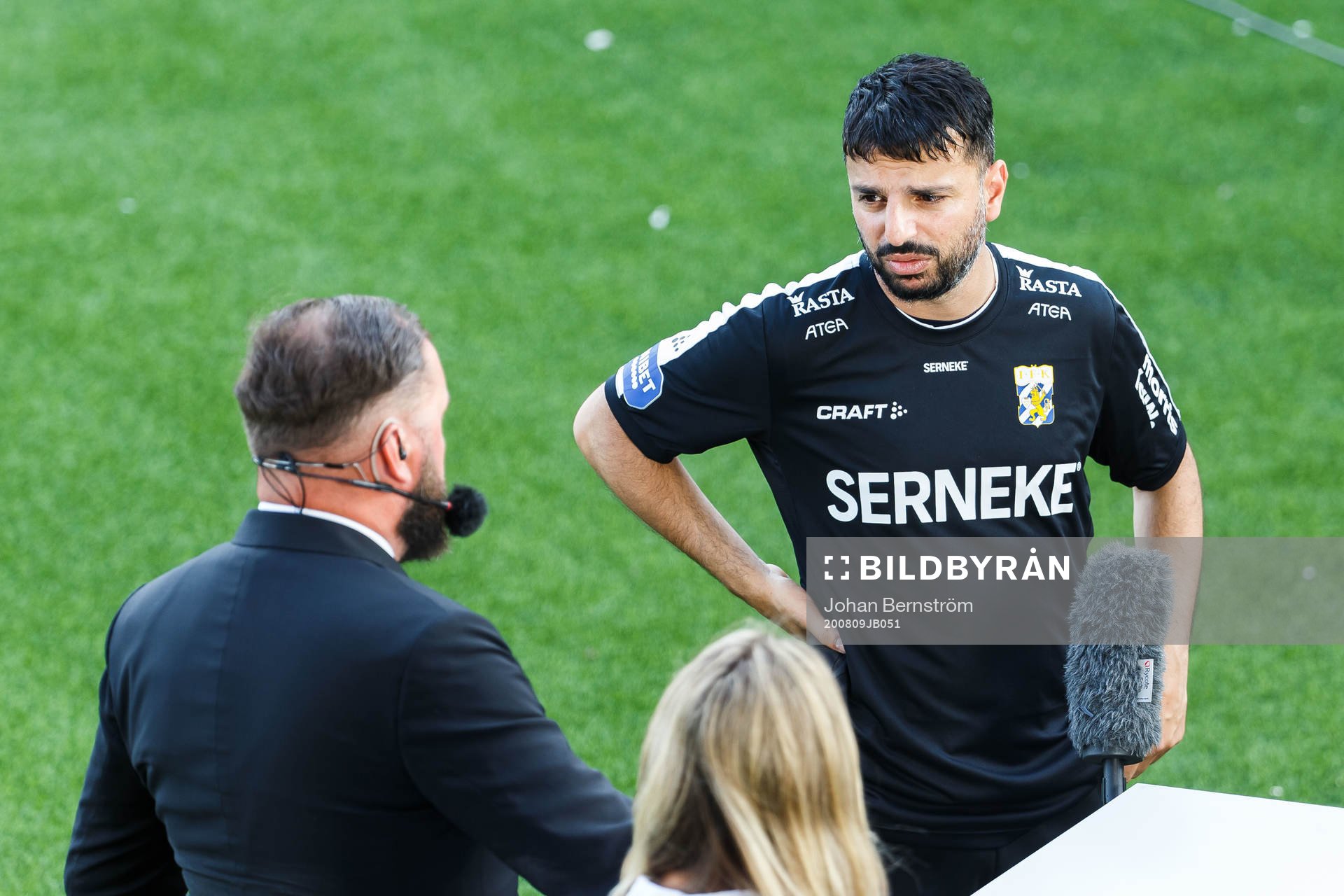 IFK Göteborgs tränare Poya Asbaghi blir intervjuad av