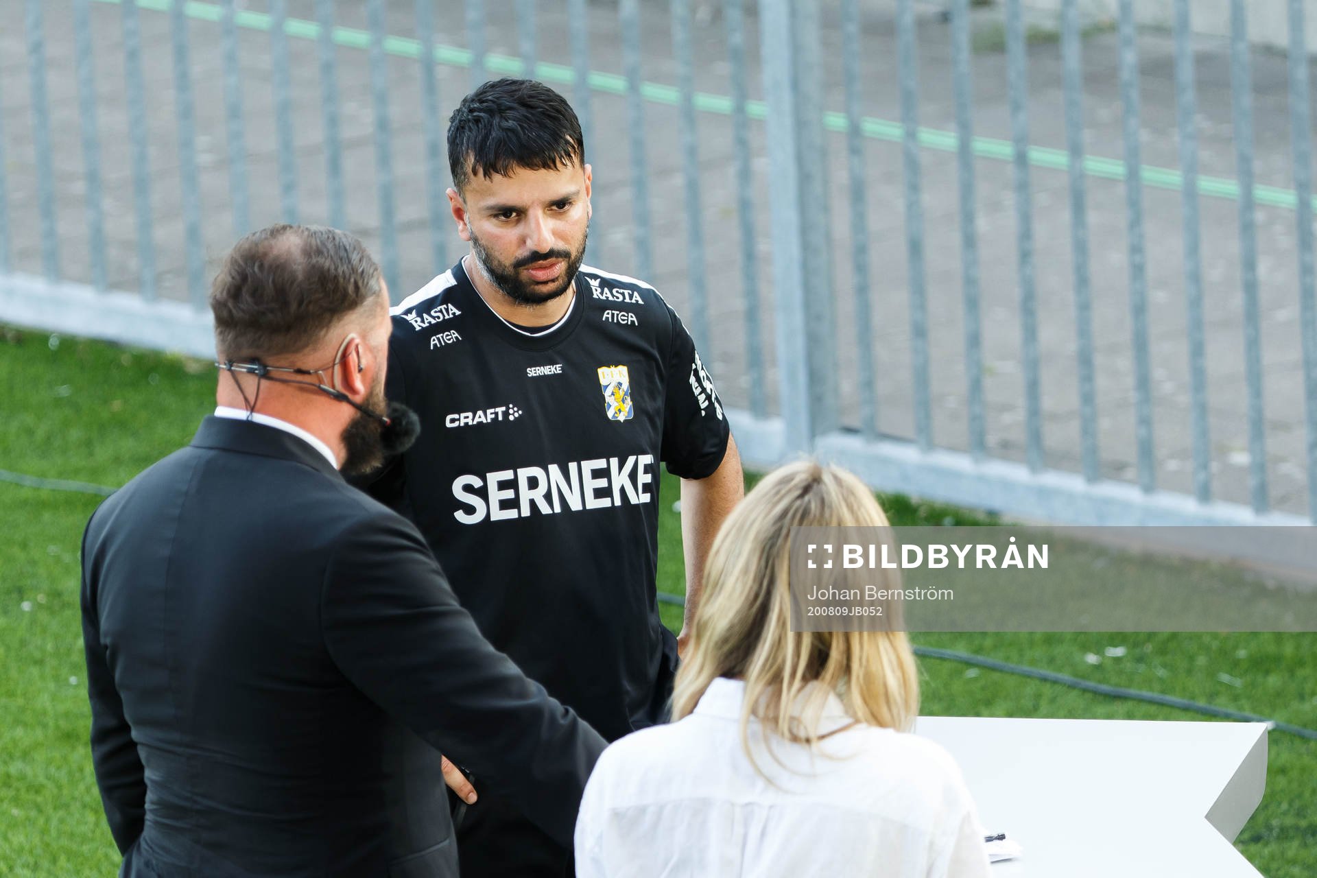 IFK Göteborgs tränare Poya Asbaghi blir intervjuad av