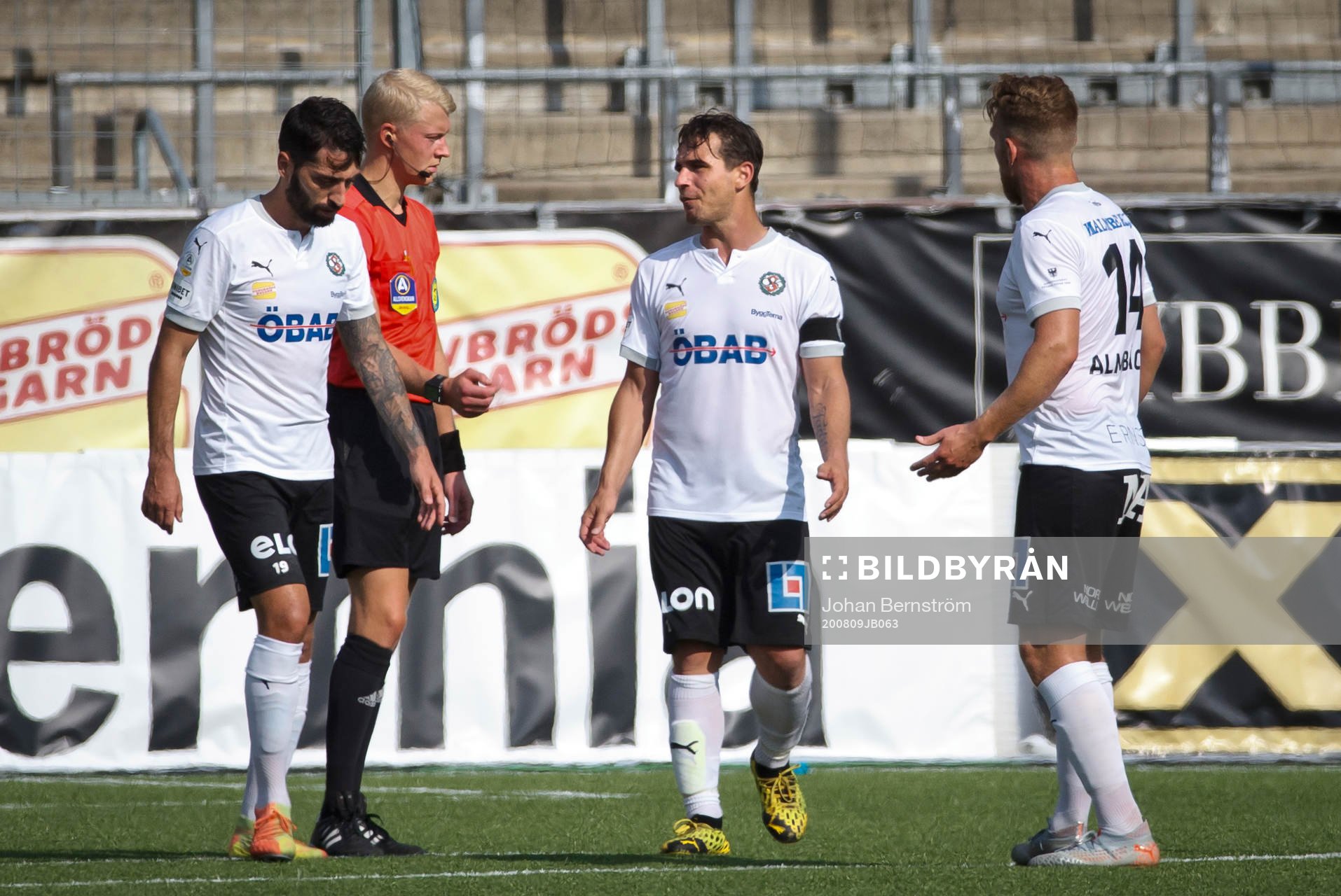 Domaren Adam Ladebäck och Örebros Nordin Gerzic
