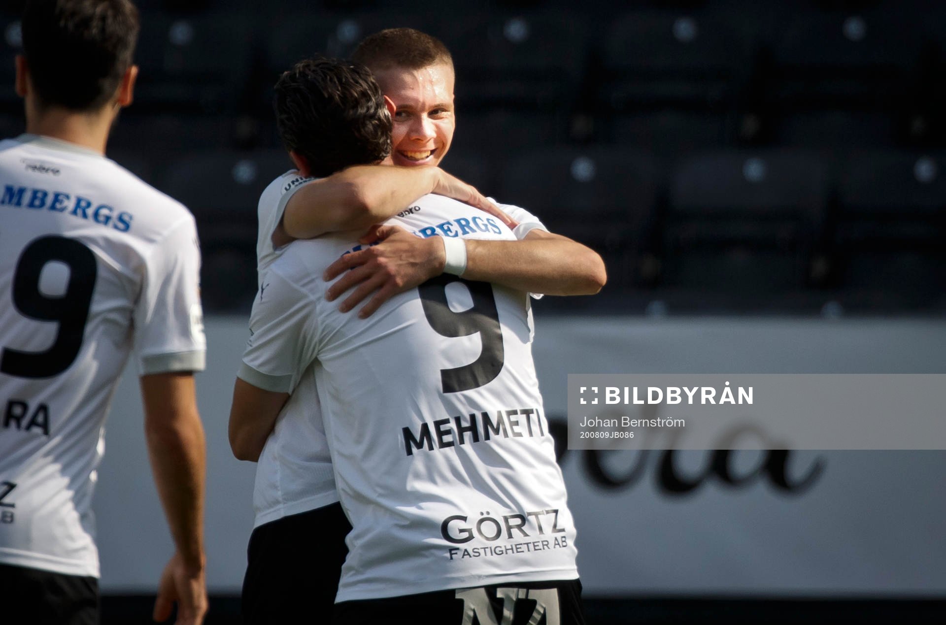 Örebros Jake Larsson jublar med Agon Mehmeti vid 1-0 målet