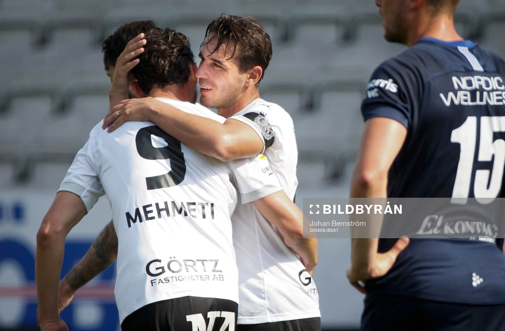 Örebros Nordin Gerzic jublar med Agon Mehmeti vid 1-0