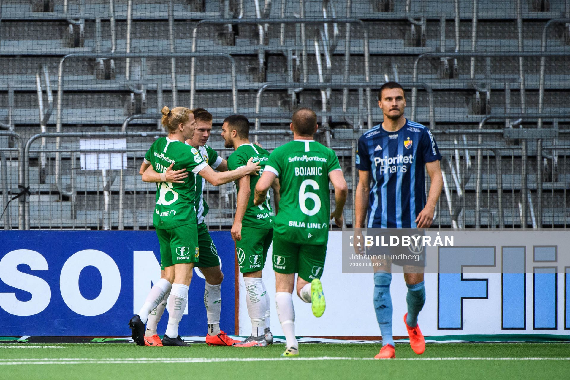 Hammarbys Aron Johansson jublar med lagkamrater efter 0-1 under fotbollsmatchen i Allsvenskan mellan Djurgården och Hammarby den 9 augusti 2020 i Stockholm.