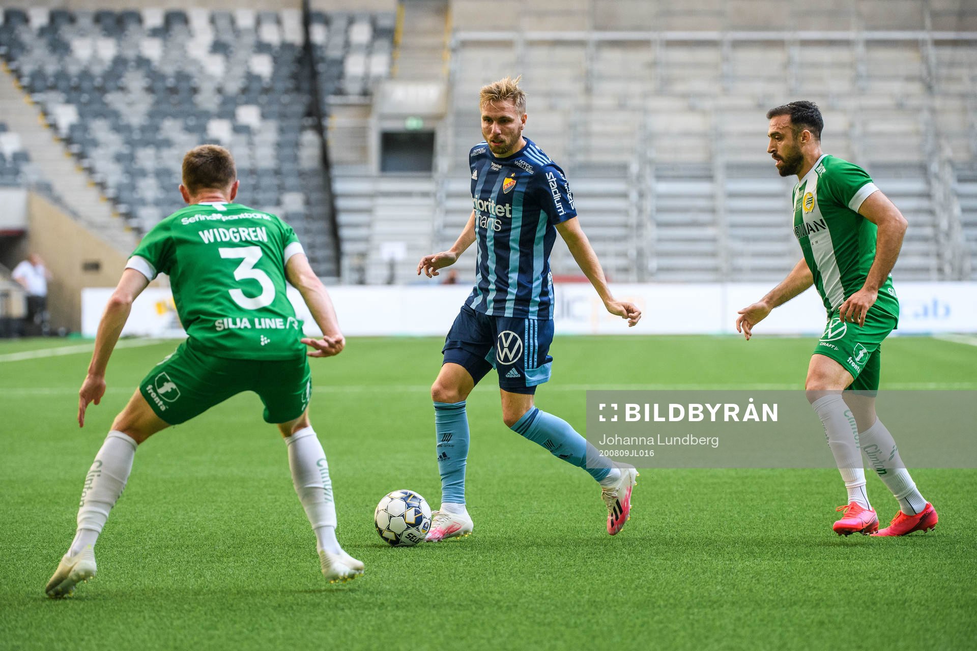 Djurgårdens Jonathan Ring mot Hammarbys Abdul Khalili och
