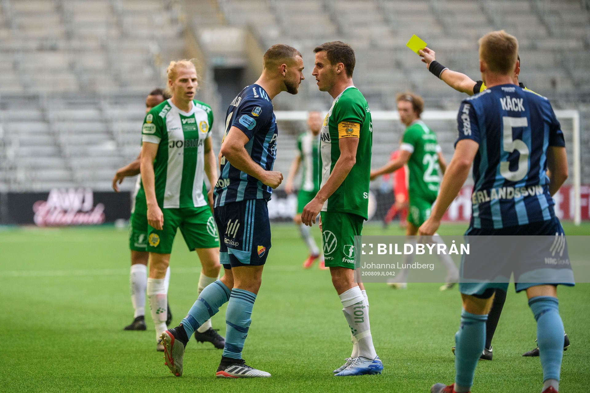 Djurgårdens Jesper Karlström i dispyt med Hammarbys Jeppe