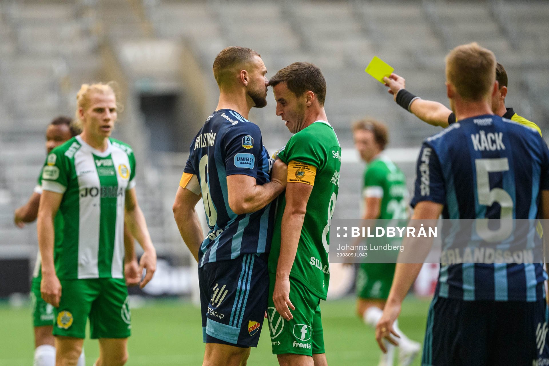 Djurgårdens Jesper Karlström i dispyt med Hammarbys Jeppe