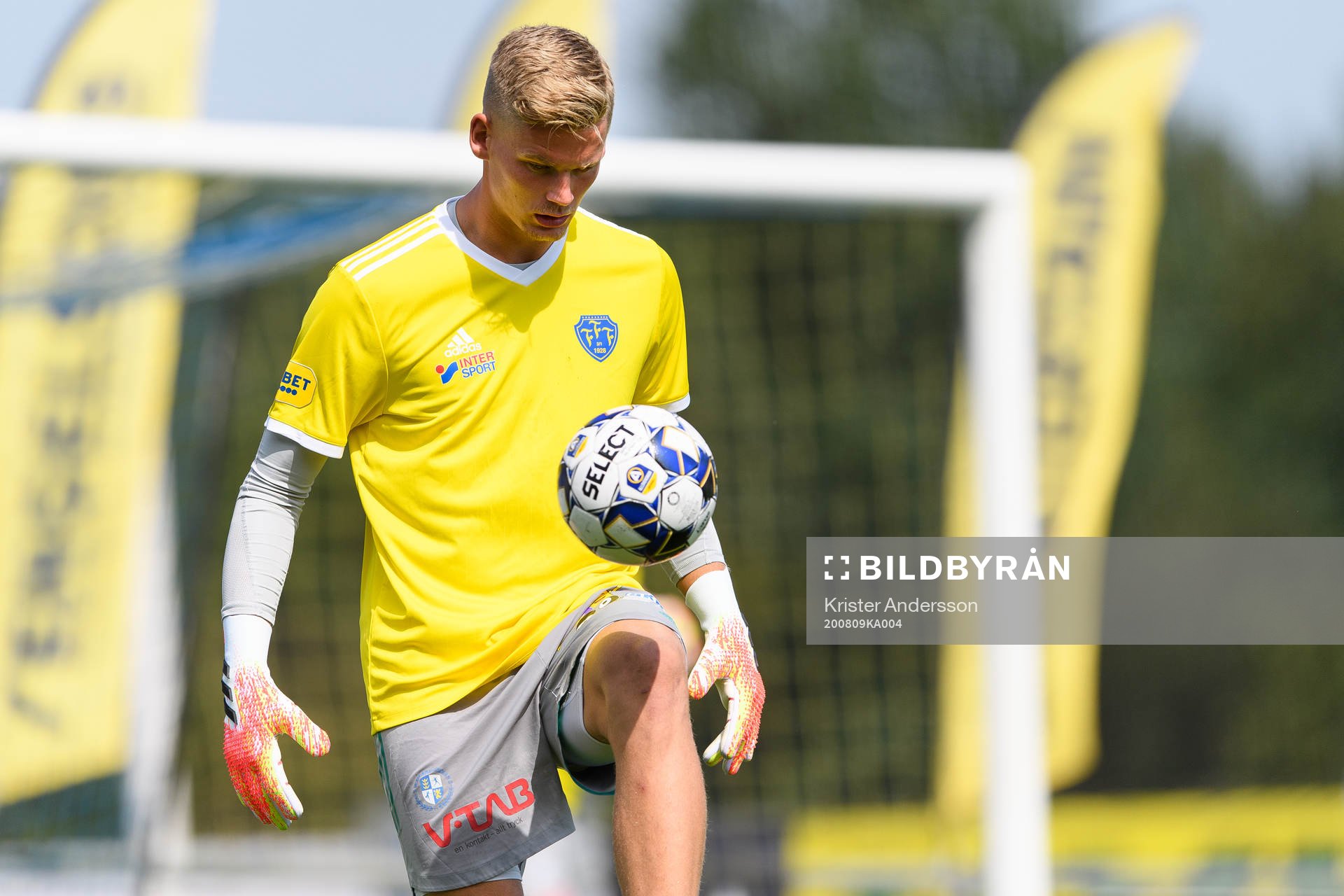 Falkenbergs målvakt Johan Brattberg före fotbollsmatchen