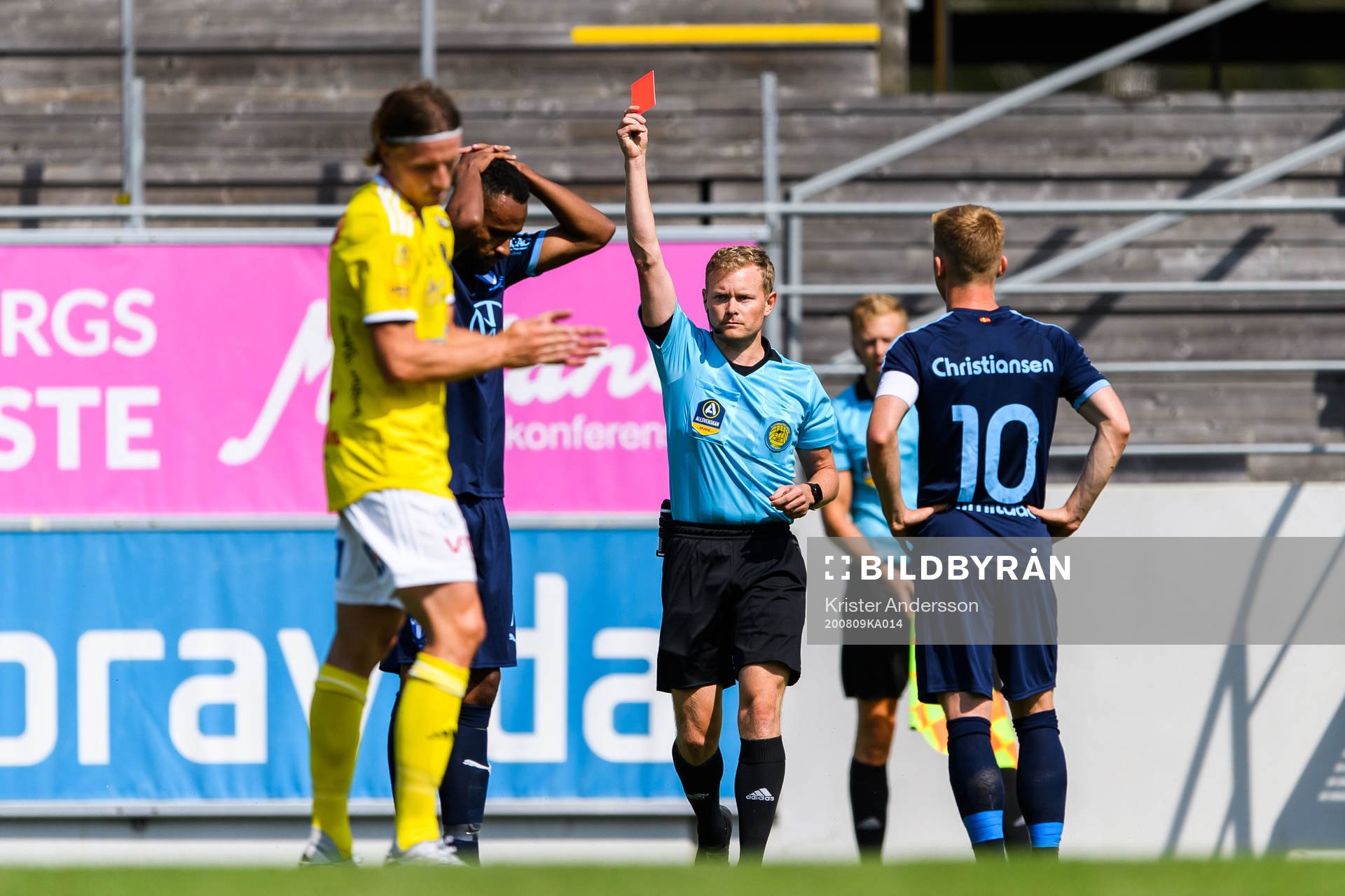 Malmö FFs Isaac Kiese Thelin tilldelas en utvisning av