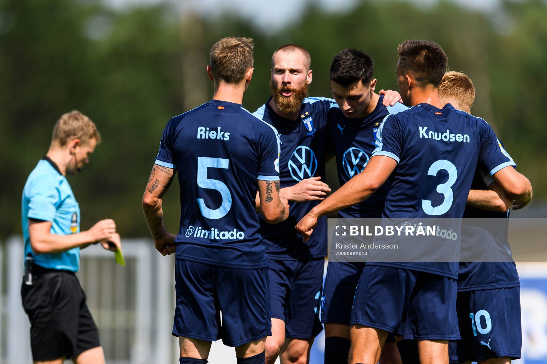 Malmö FFs Jo Inge Berget jublar med lagkamrater efter 0-1 under fotbollsmatchen i Allsvenskan mellan Falkenberg och Malmö FF den 9 augusti 2020 i Falkenberg.