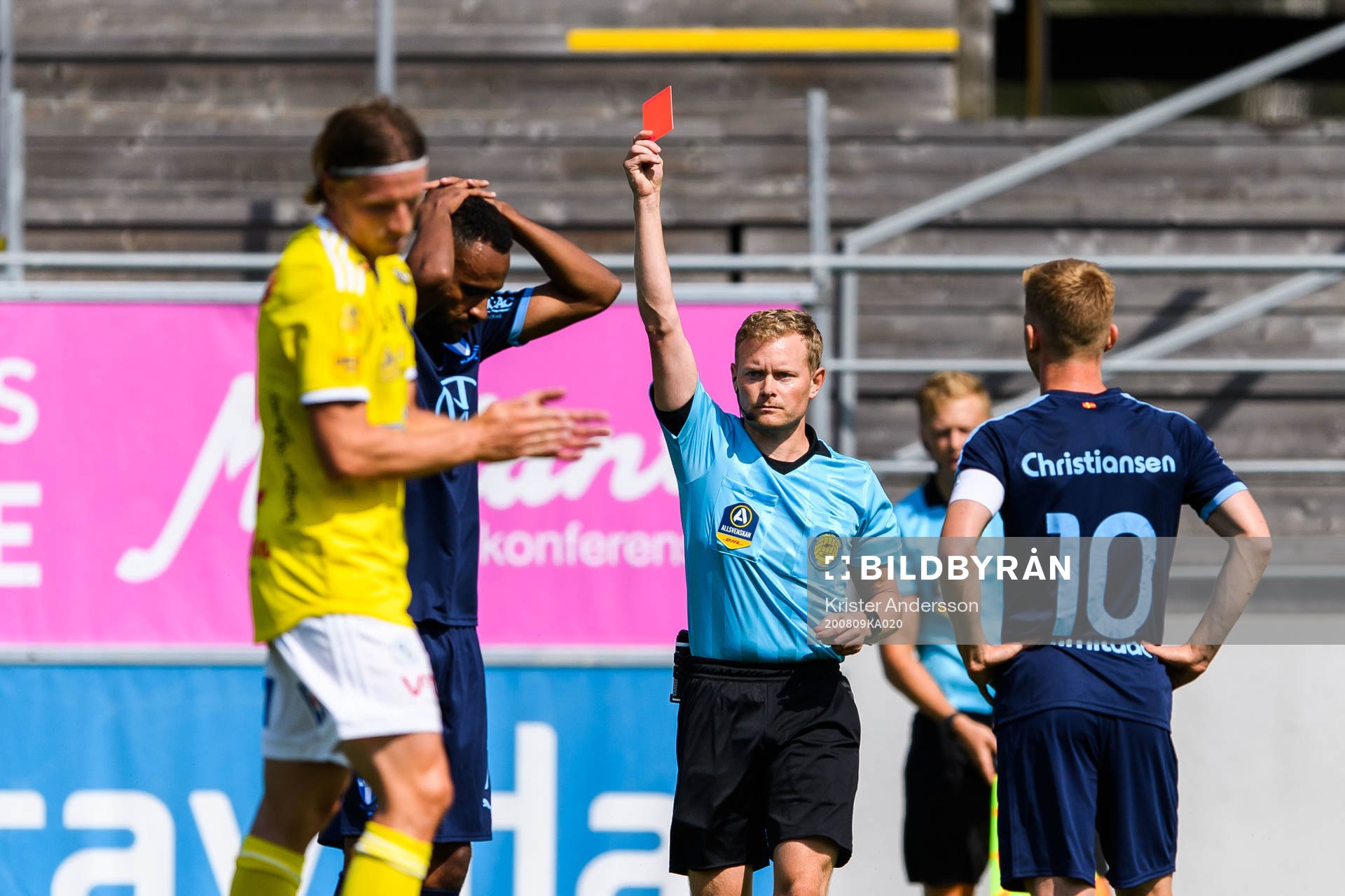 Malmö FFs Isaac Kiese Thelin tilldelas en utvisning av
