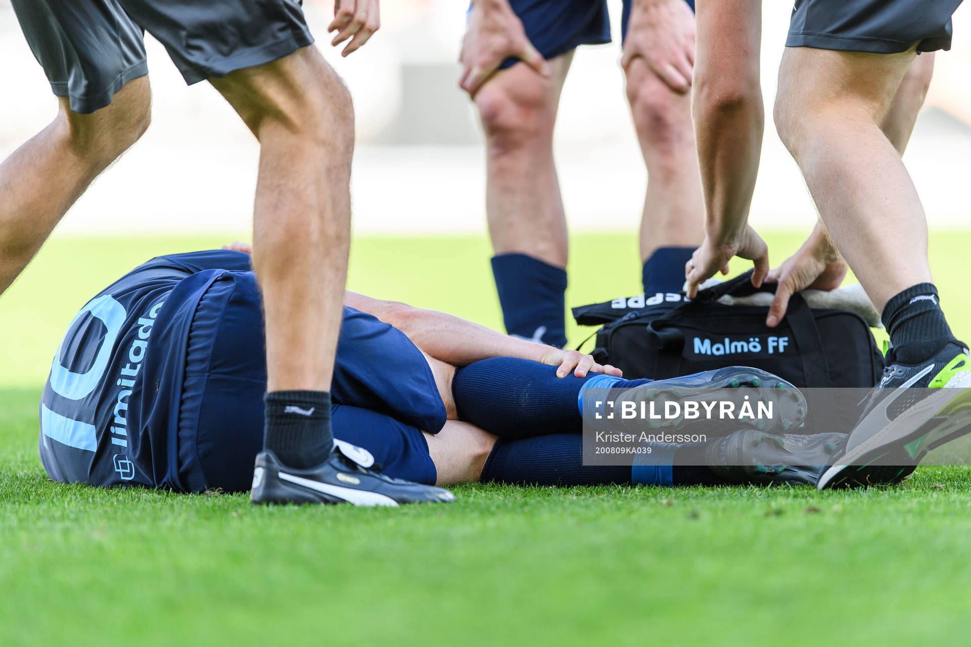 Malmö FFs Anders Christiansen har ont och tar sig för