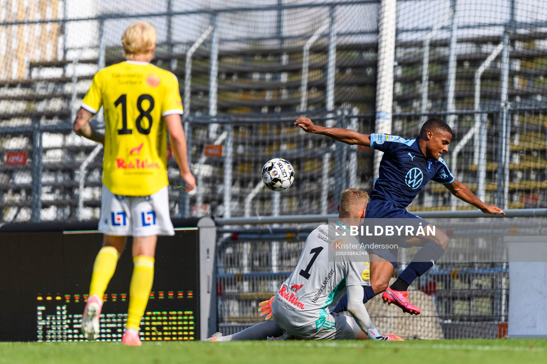 Malmö FFs Amin Sarr med en målchans