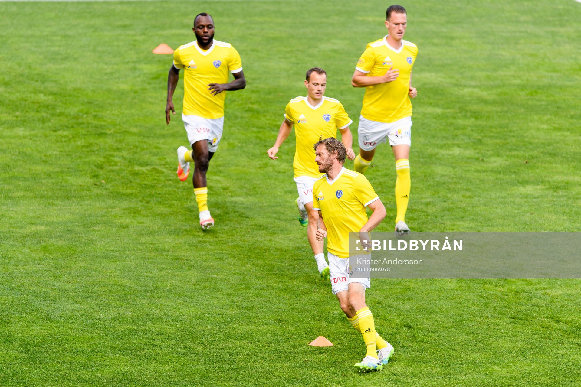 Falkenbergs spelare värmer upp före fotbollsmatchen i