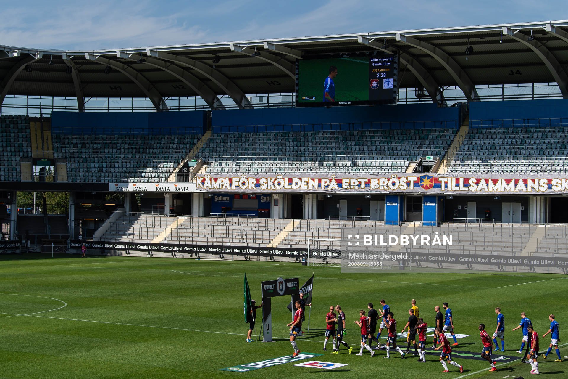 Örgrytes och Trelleborgs spelare går in på plan