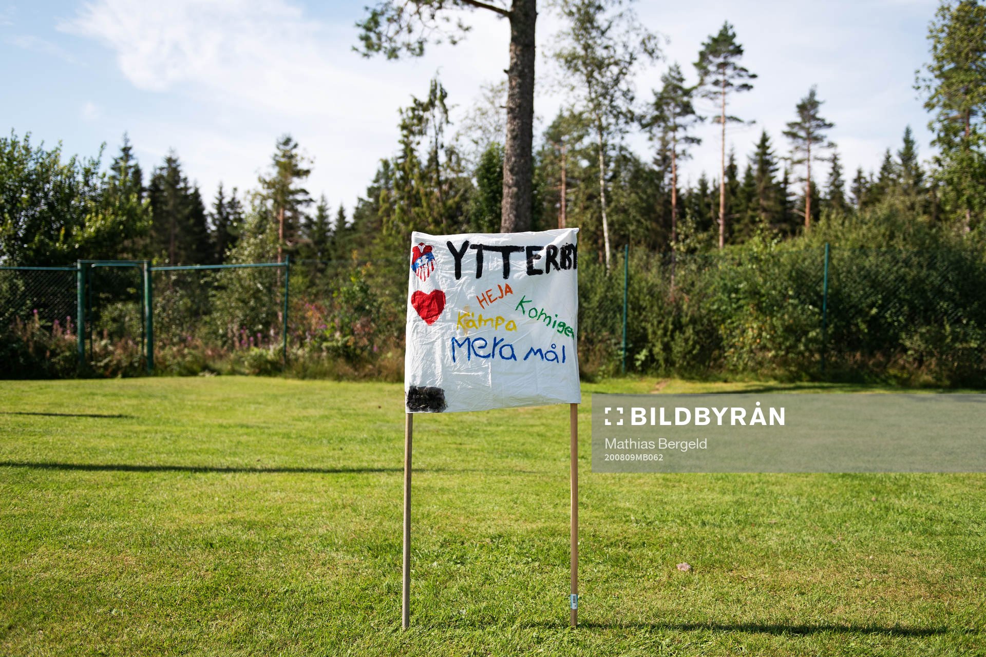 En banderoll för Ytterby IS P07-lag, under en turnering den 9 augusti 2020 i Färgelanda.