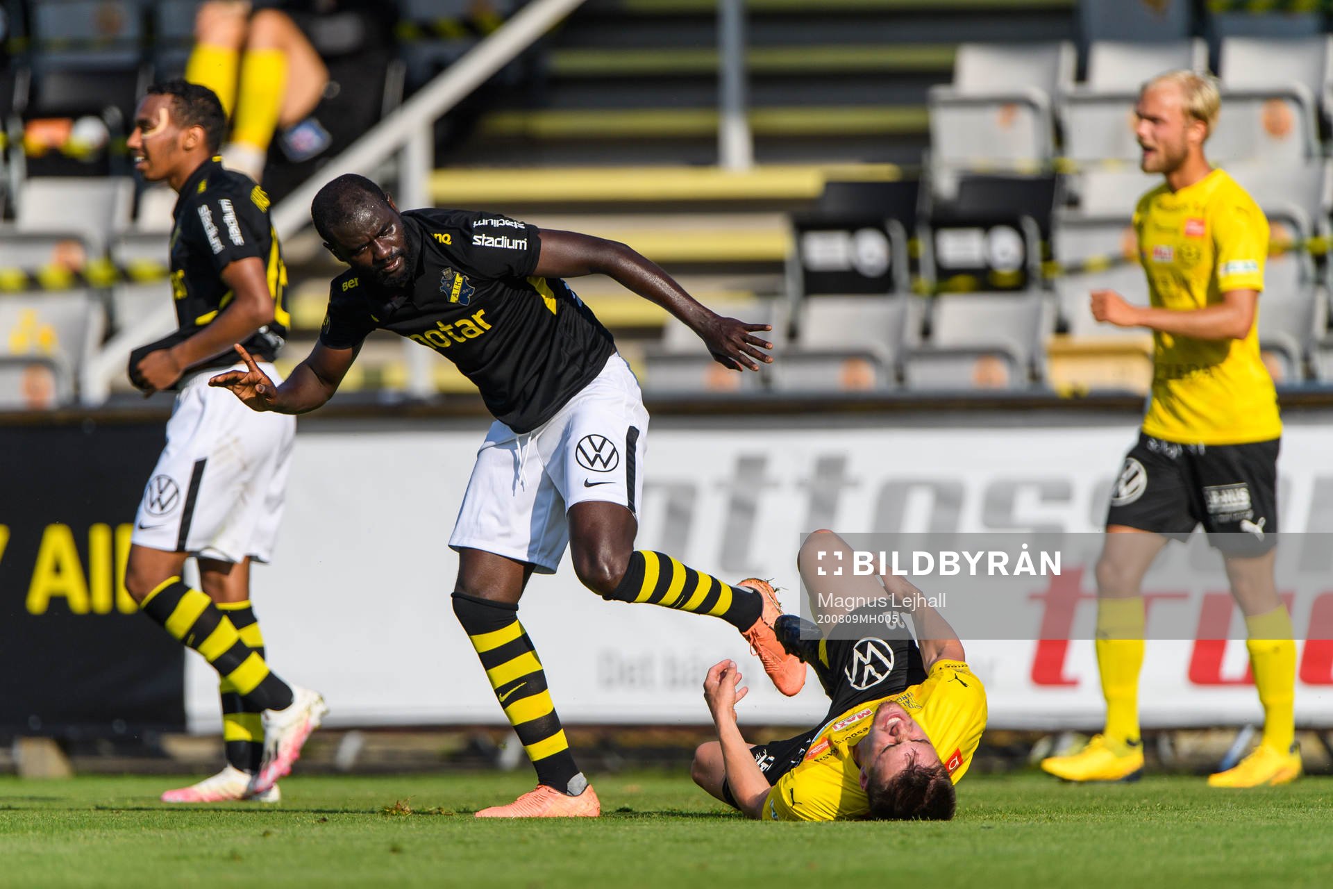 s Enoch Kofi Adu och Mjällbys Jesper Gustavsson