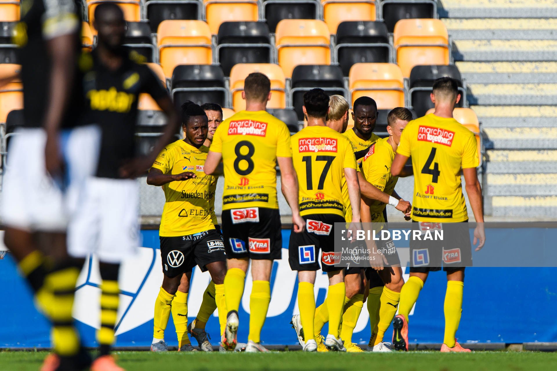 Mjällbys Moses Orwohicho Ogbu jublar med lagkamrater efter 2-1 under fotbollsmatchen i Allsvenskan mellan Mjällby och AIK den 9 augusti 2020 i Hällevik.