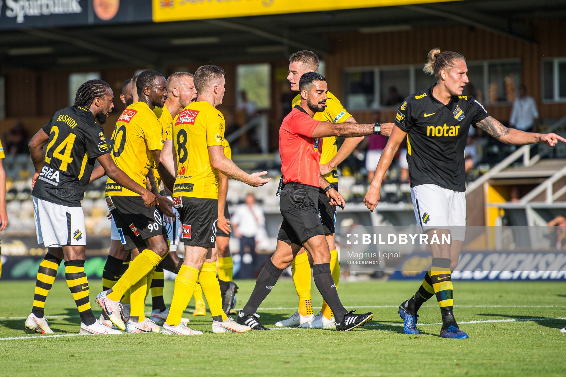 Aik och Mjällby spelare i diskussion med domare Mohammed