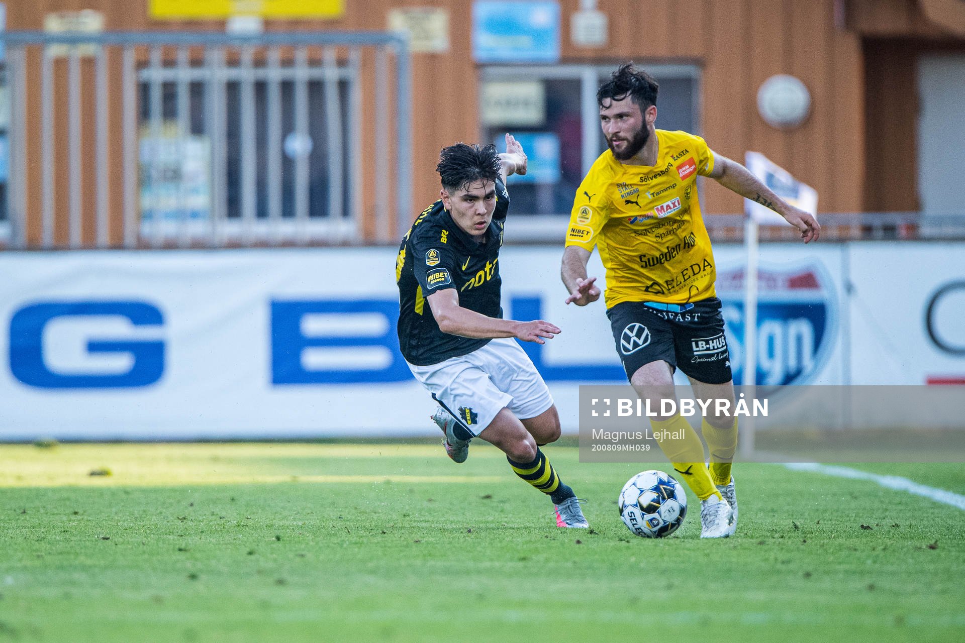 s Eric Kahl  och Mjällbys Jonathan Tamimi