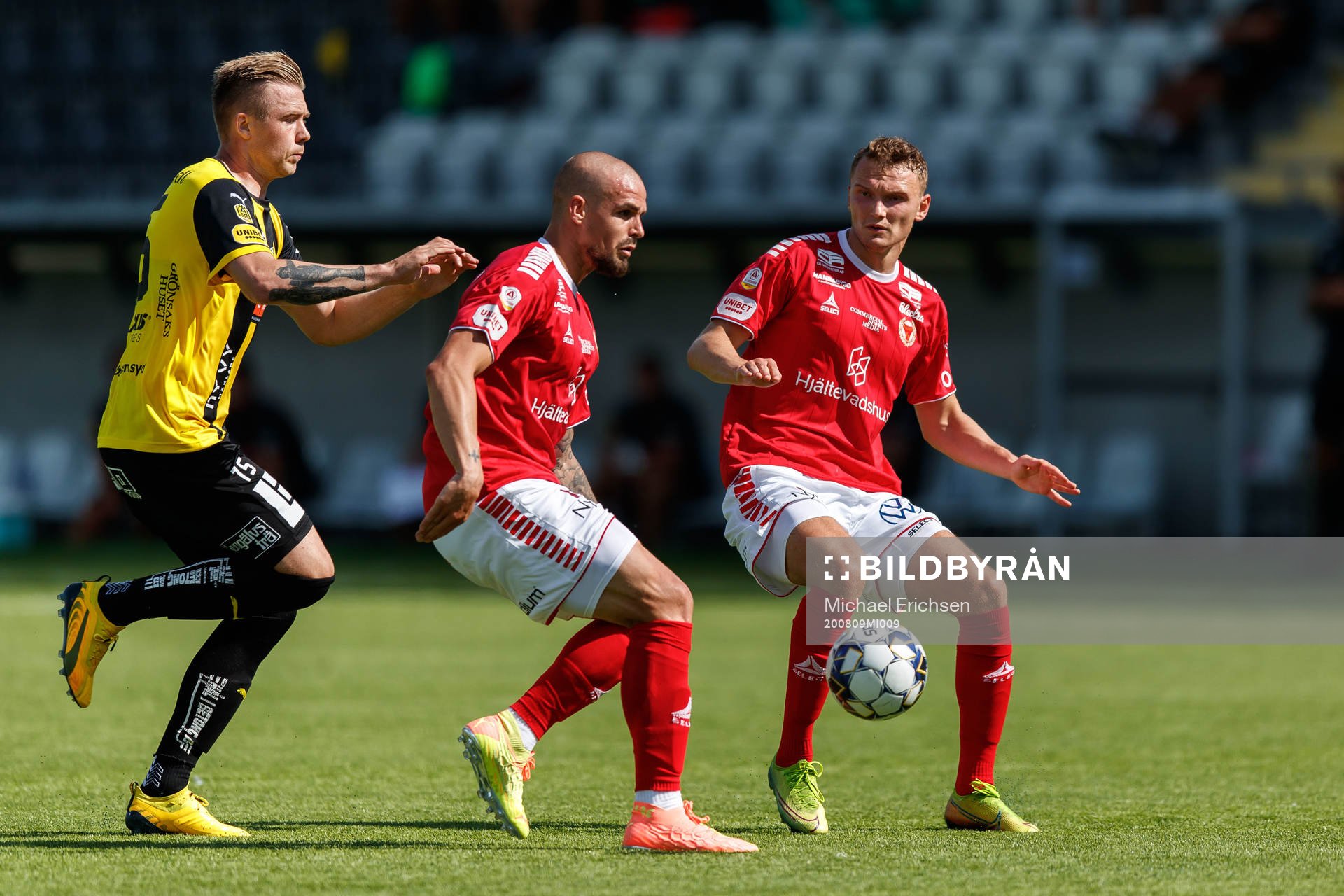 Kalmars Douglas Bergqvist och Piotr Johansson mot Häckens