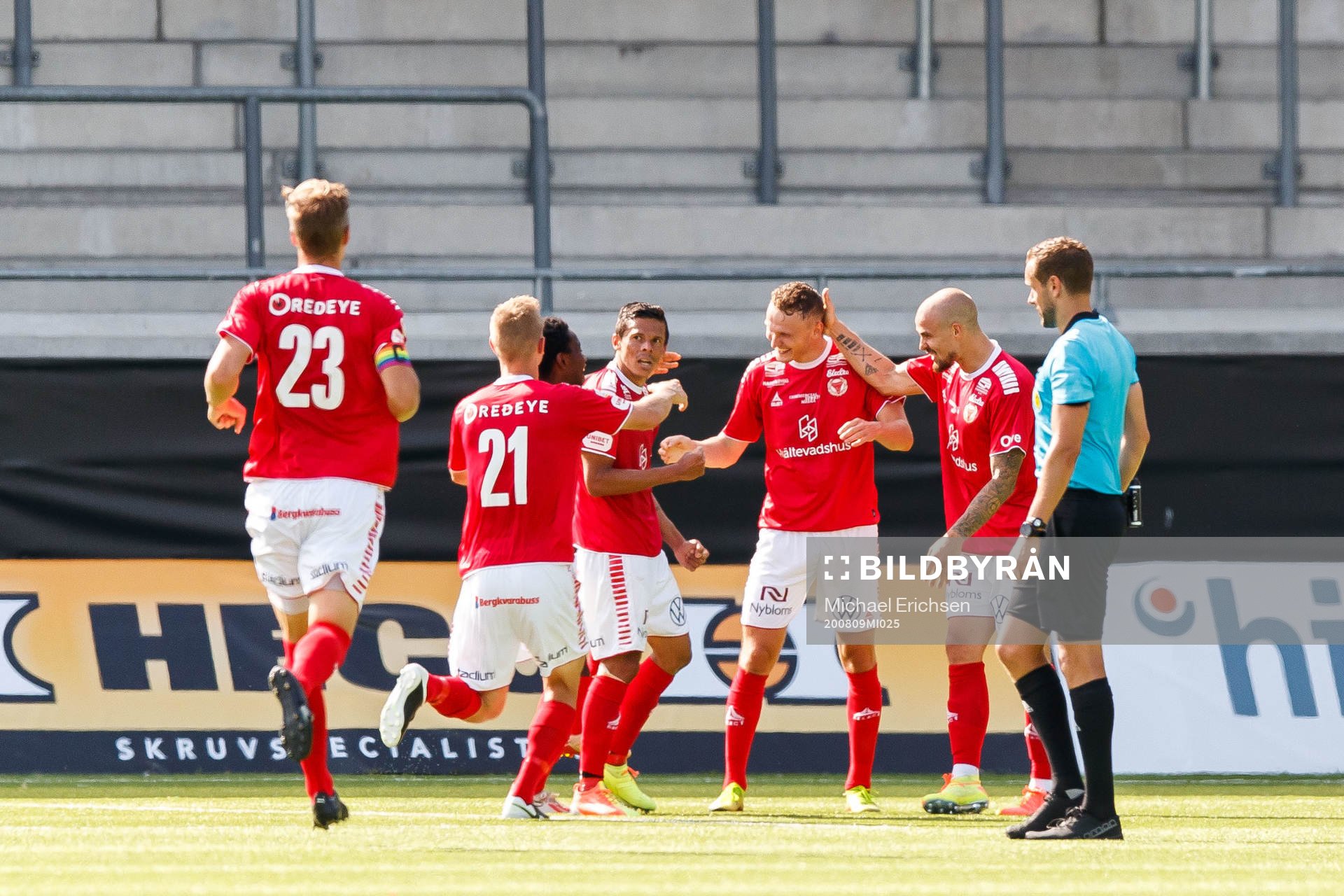 Kalmars Piotr Johansson jublar med lagkamrater