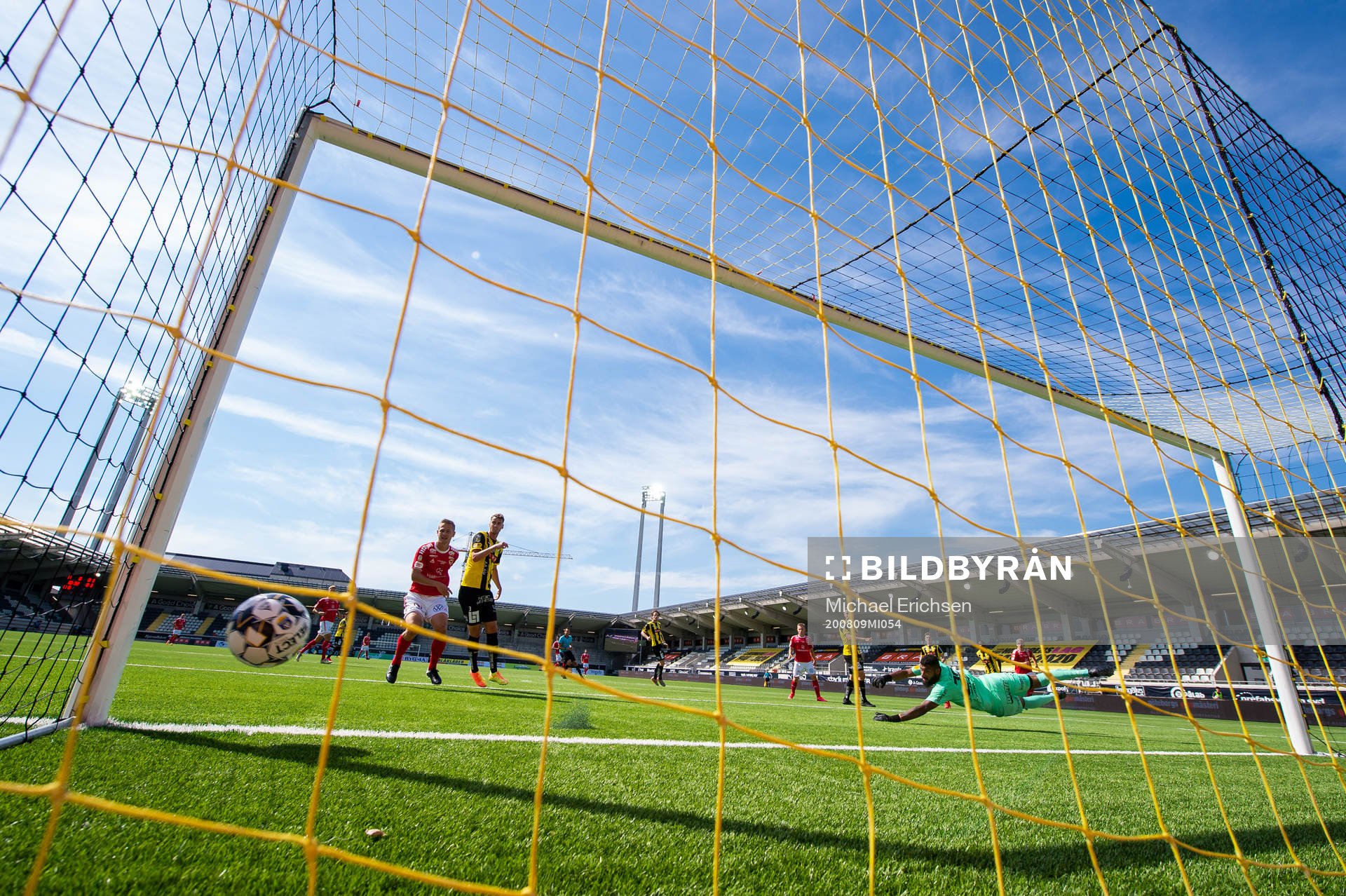 Kalmars Sebastian Ring skjuter 0-1 bakom Häckens målvakt