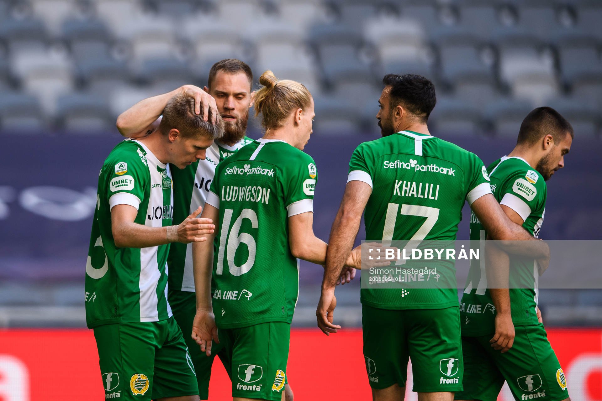 Hammarbys Aron Johansson jublar med lagkamrater efter 0-1 under fotbollsmatchen i Allsvenskan mellan Djurgården och Hammarby den 9 augusti 2020 i Stockholm.