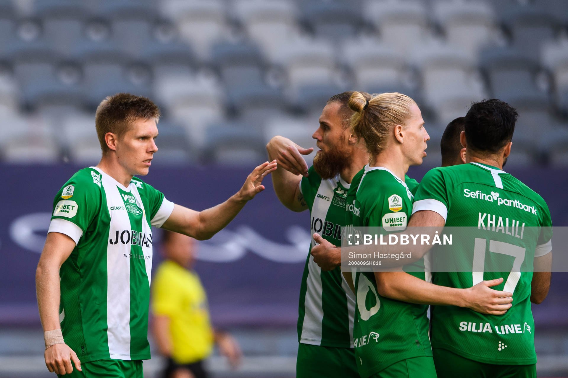 Hammarbys Aron Johansson jublar med lagkamrater