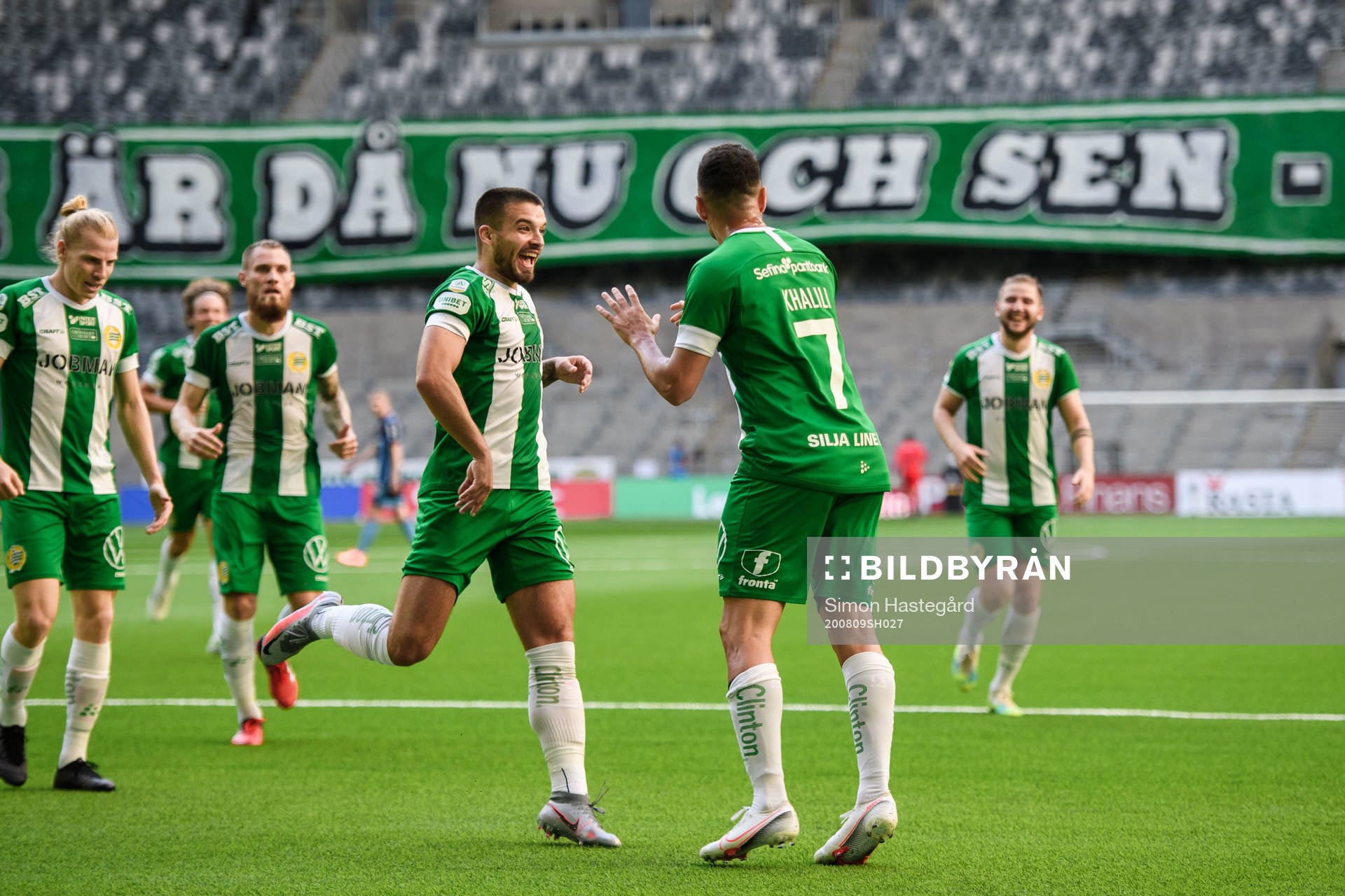 Hammarbys Imad Khalili jublar med Vladimir Rodic och