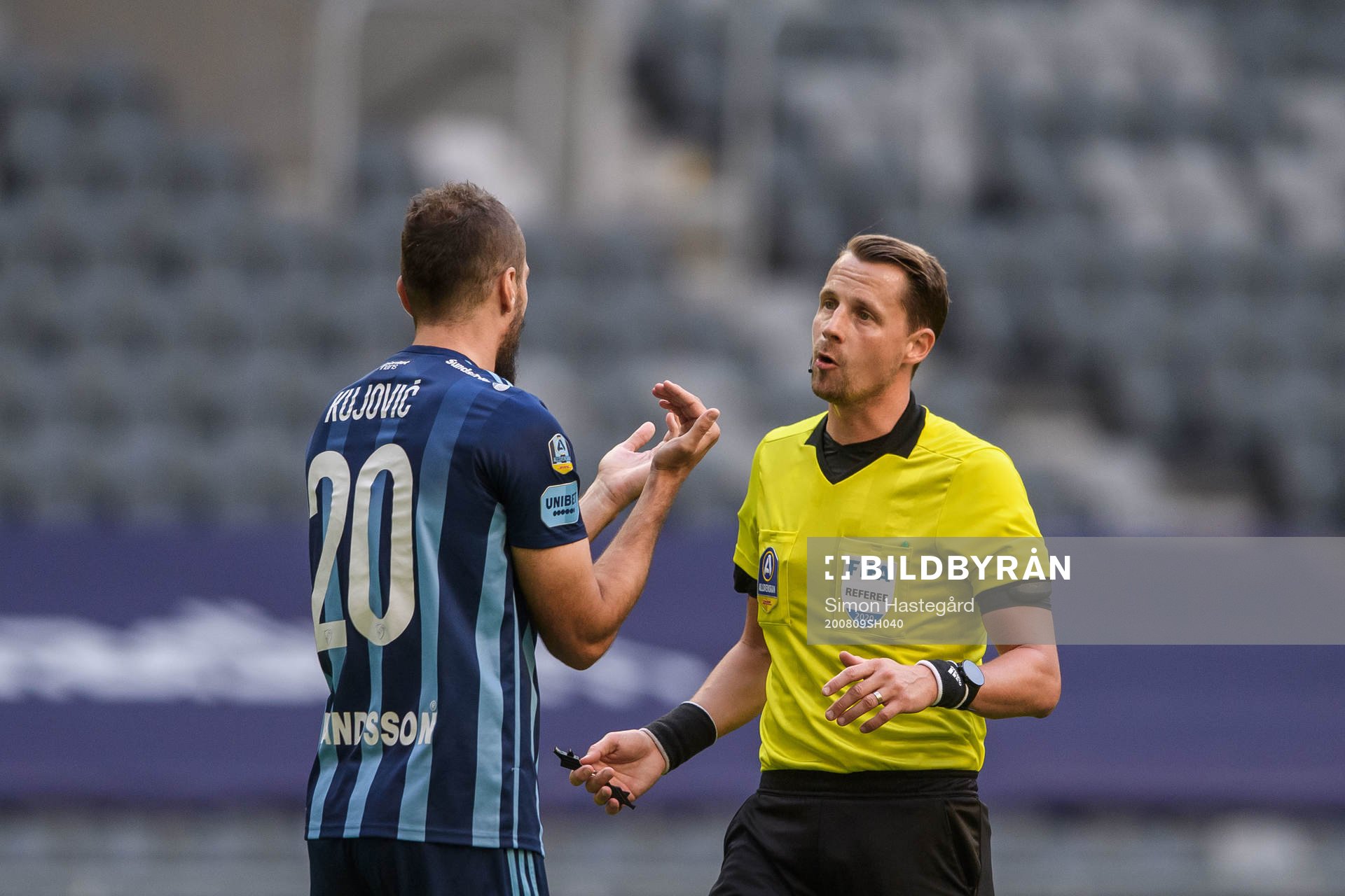 Djurgårdens Emir Kujovic i samtal med domare Andreas Ekberg