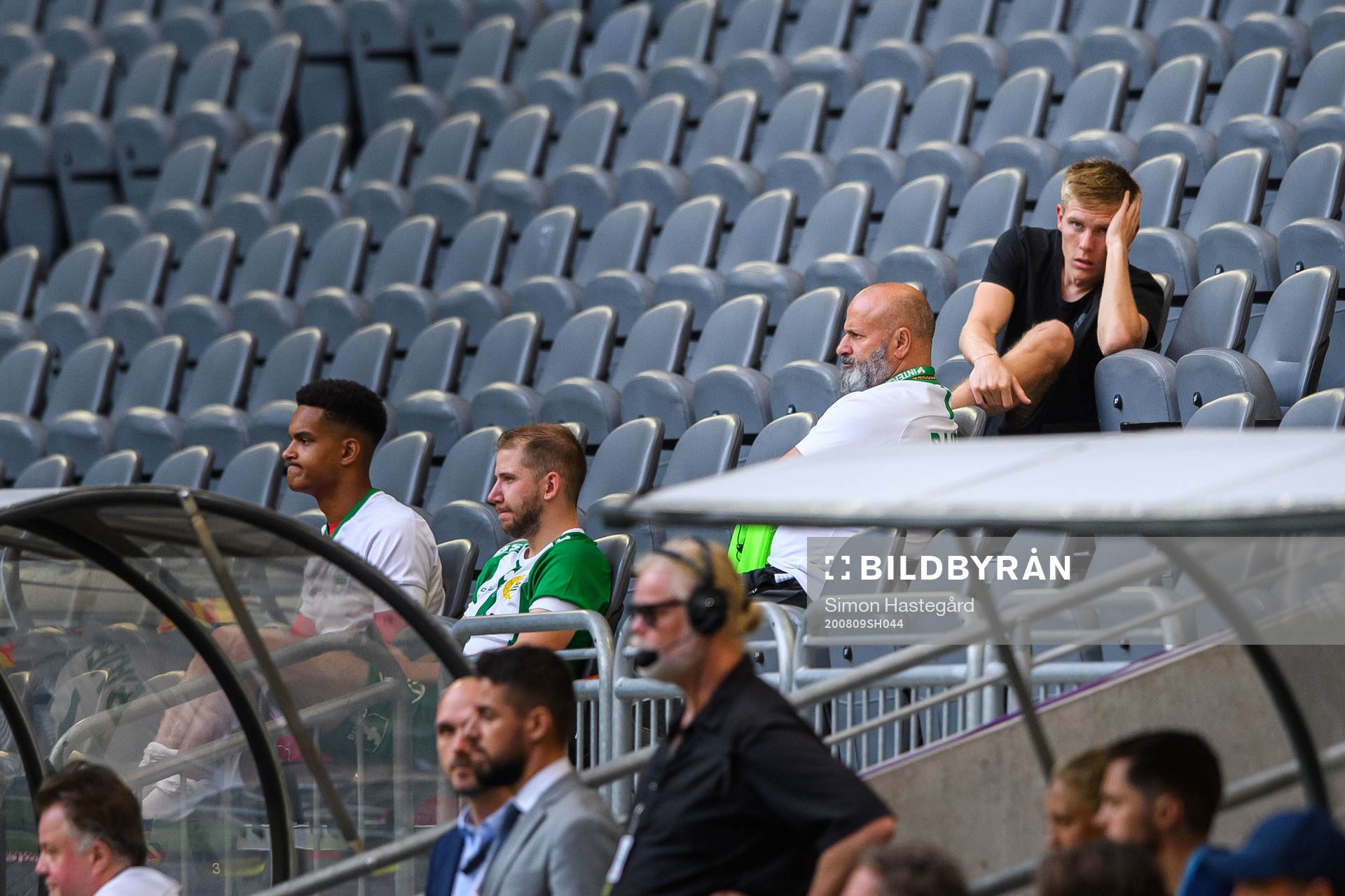 Hammarbys Aron Johansson deppar på läktaren