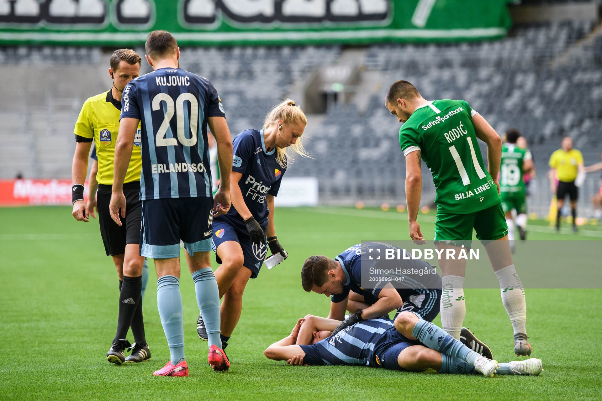 Djurgårdens Jonathan Augustinsson har ont och får vård