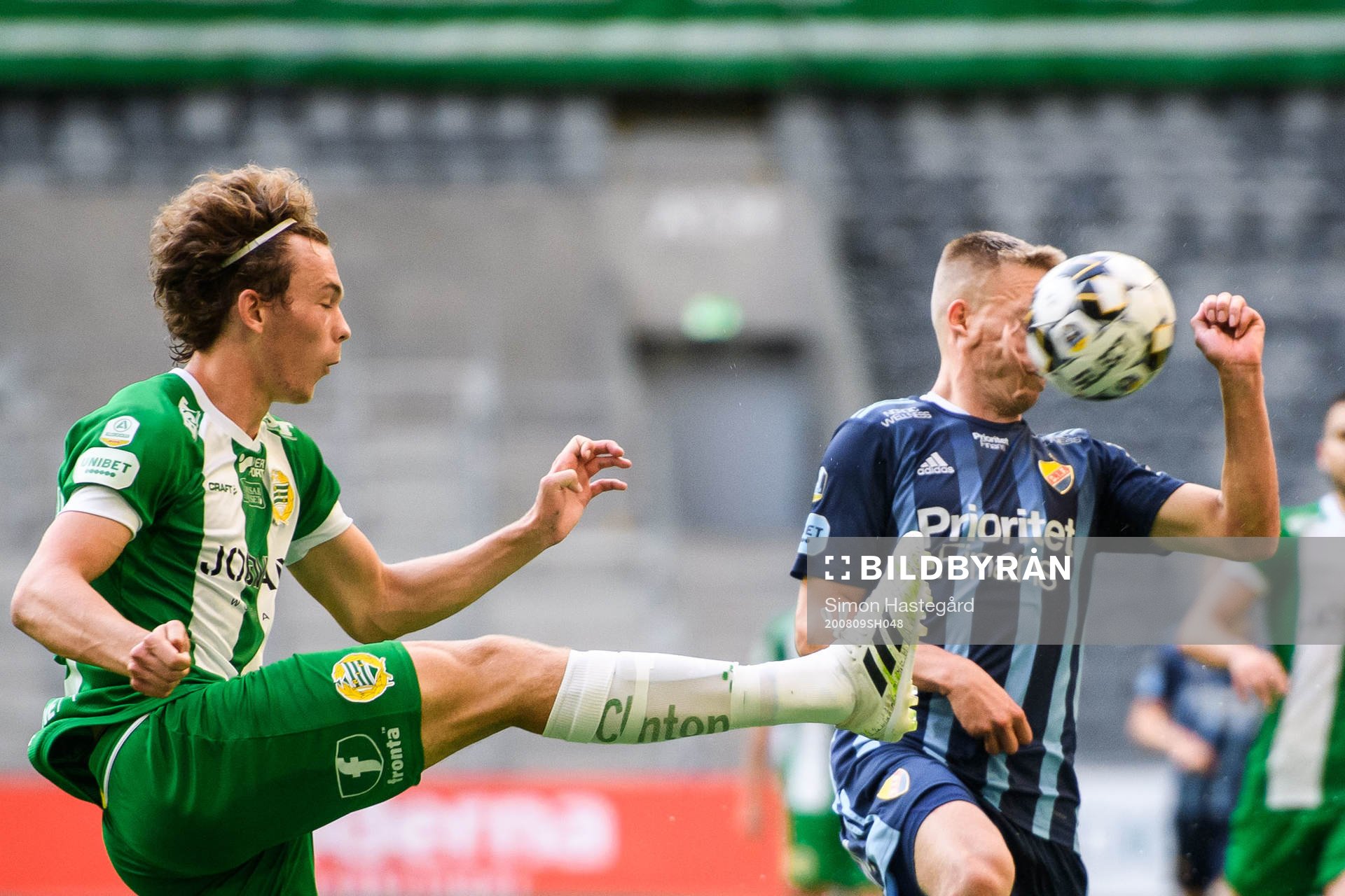Djurgårdens Jonathan Augustinsson får en boll i ansiktet