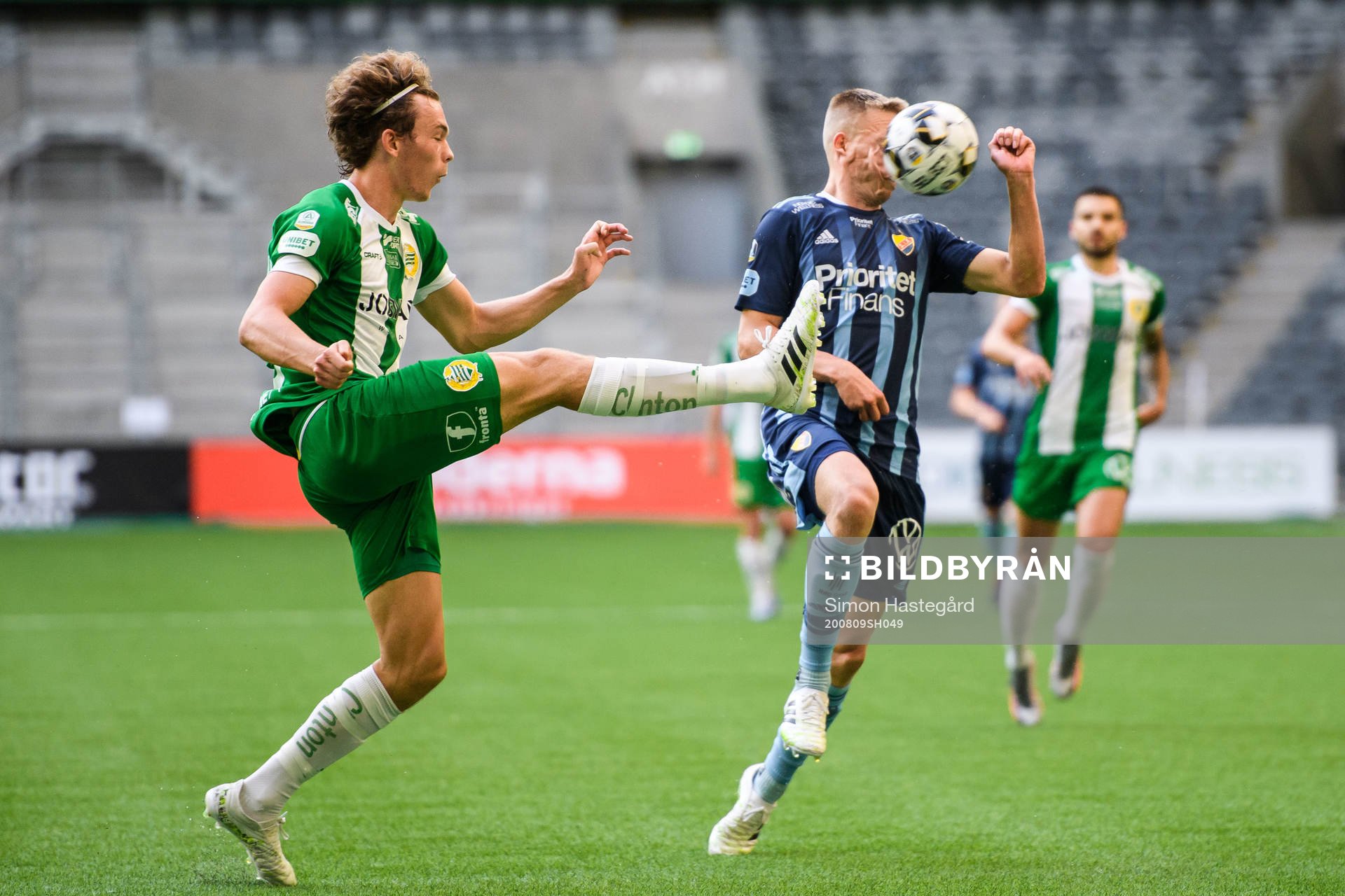 Djurgårdens Jonathan Augustinsson får en boll i ansiktet