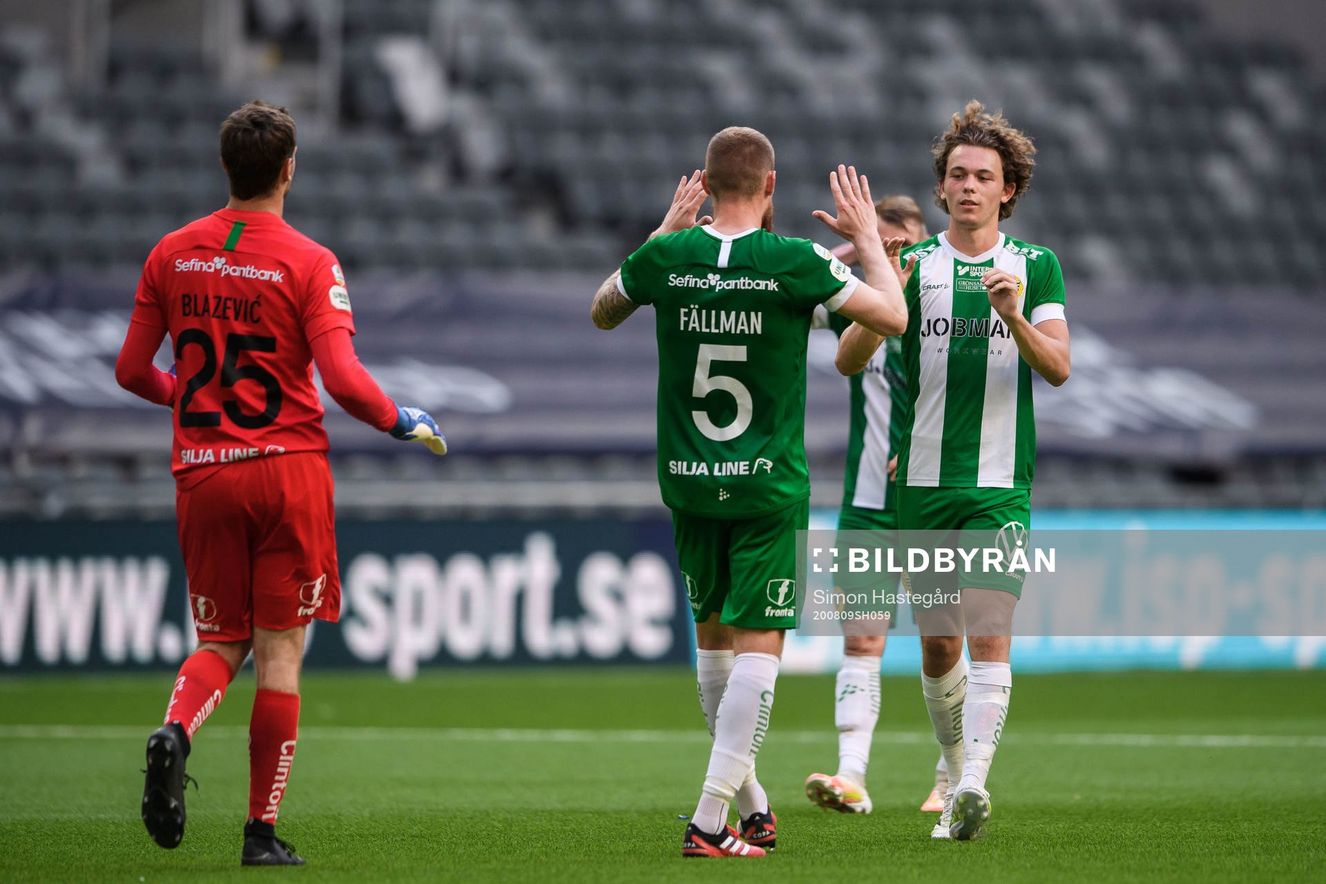Hammarbys målvakt Davor Blazevic, David Fällman och Kalle Björklund jublar efter fotbollsmatchen i Allsvenskan mellan Djurgården och Hammarby den 9 augusti 2020 i Stockholm.