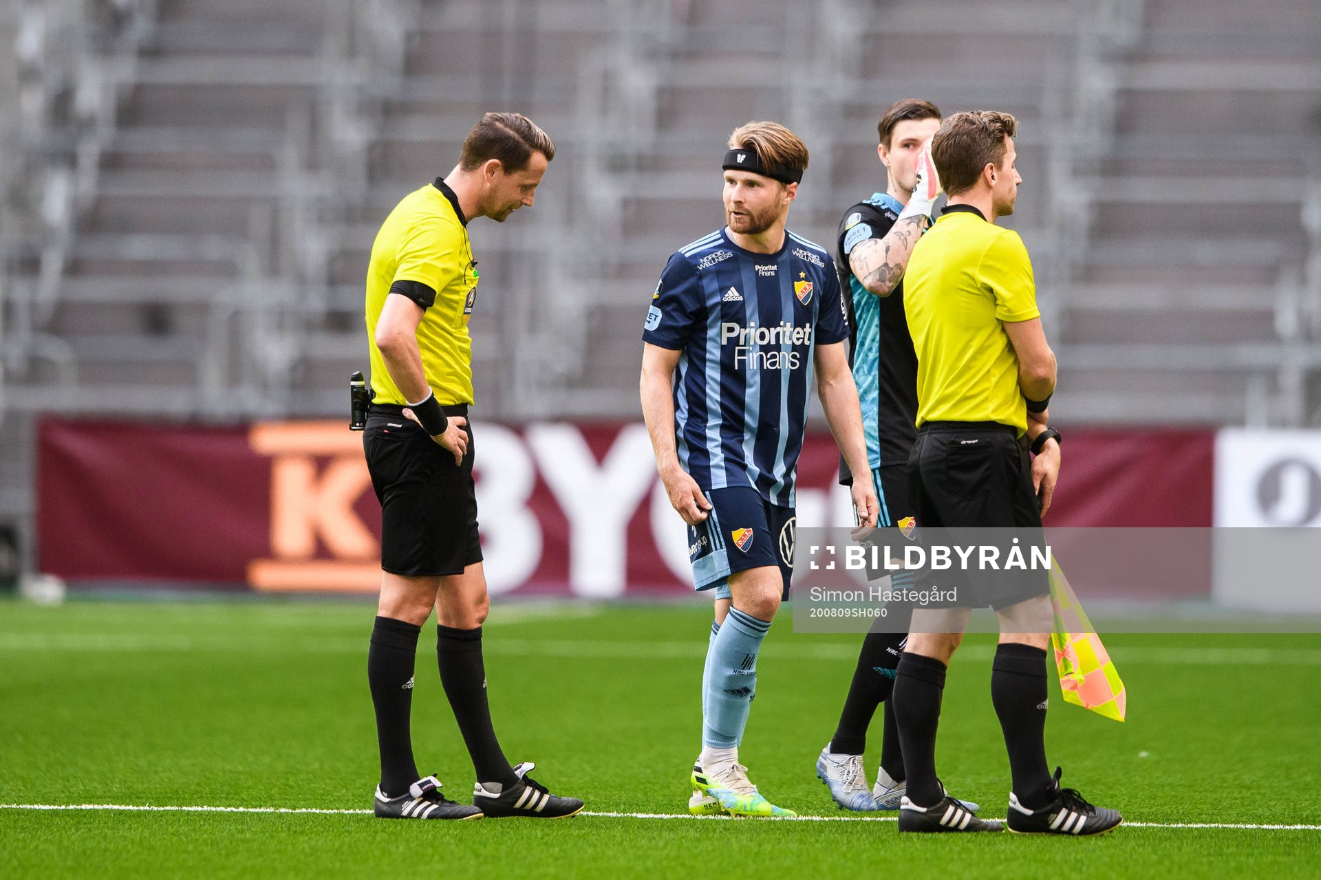 Djurgårdens Jacob Une Larsson i samtal med domare Andreas