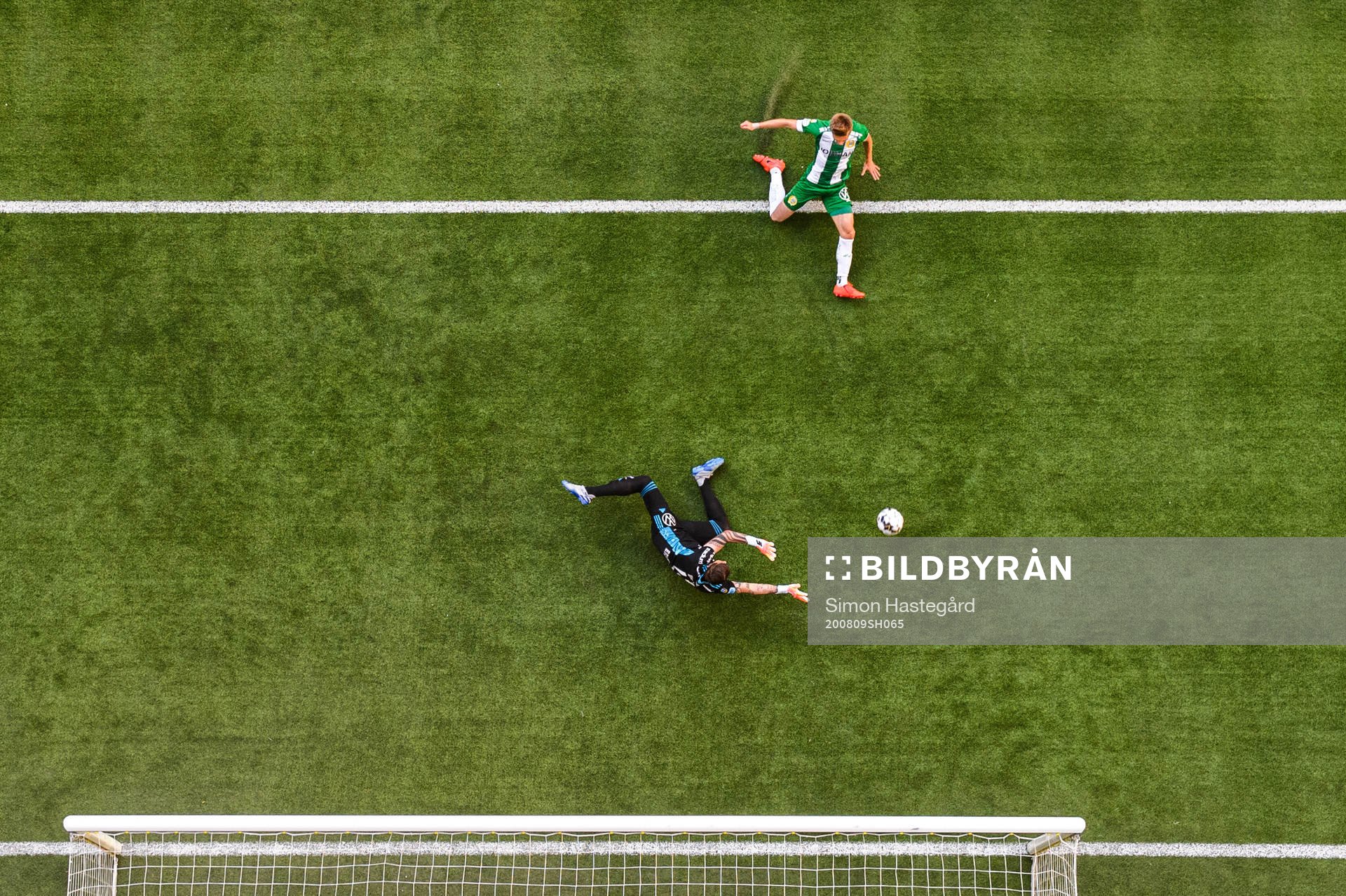 Hammarbys Aron Johansson gör 0-1 bakom Djurgårdens