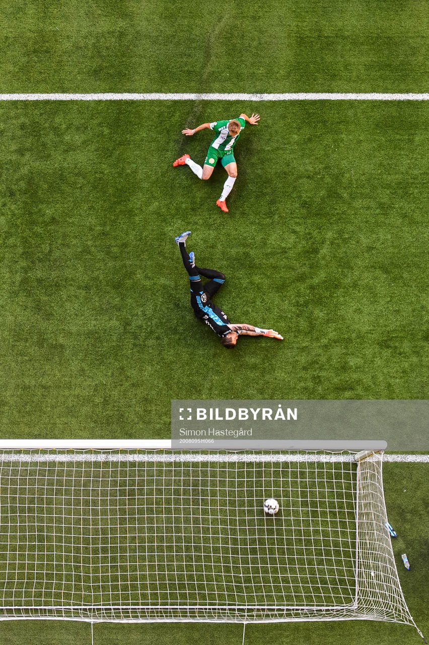 Hammarbys Aron Johansson gör 0-1 bakom Djurgårdens