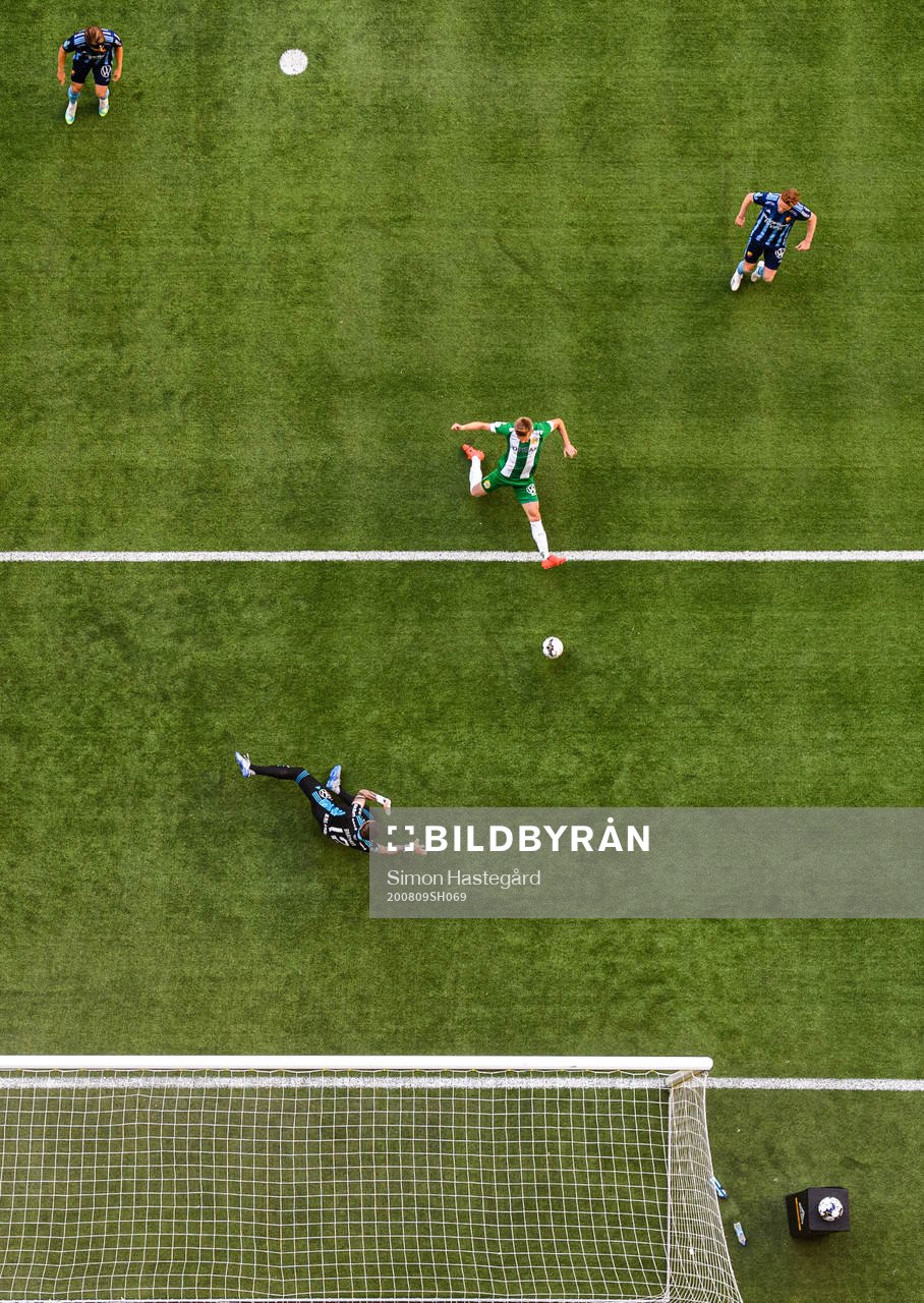 Hammarbys Aron Johansson gör 0-1 bakom Djurgårdens