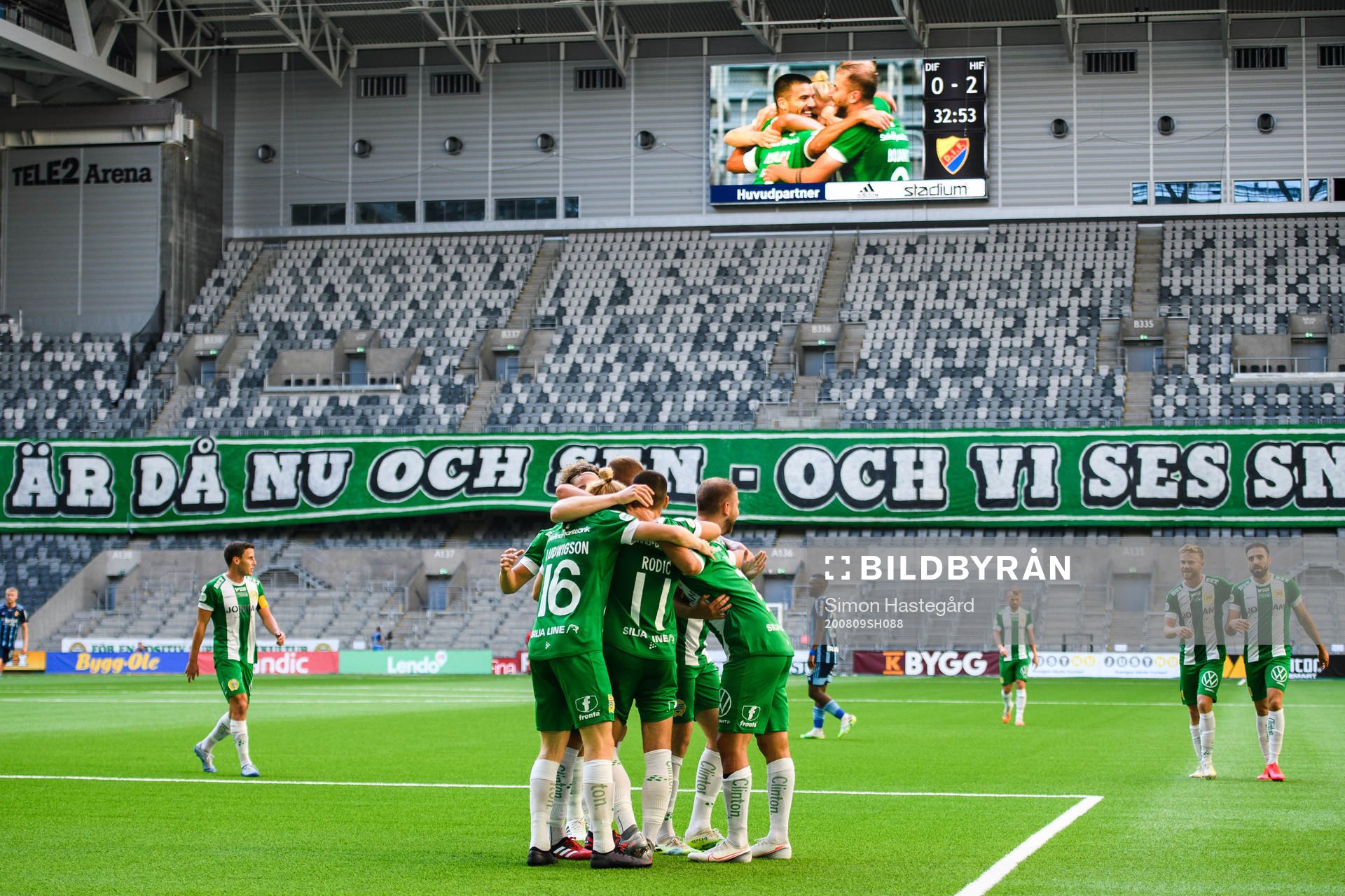 Hammarbys spelare jublar med Imad Khalili